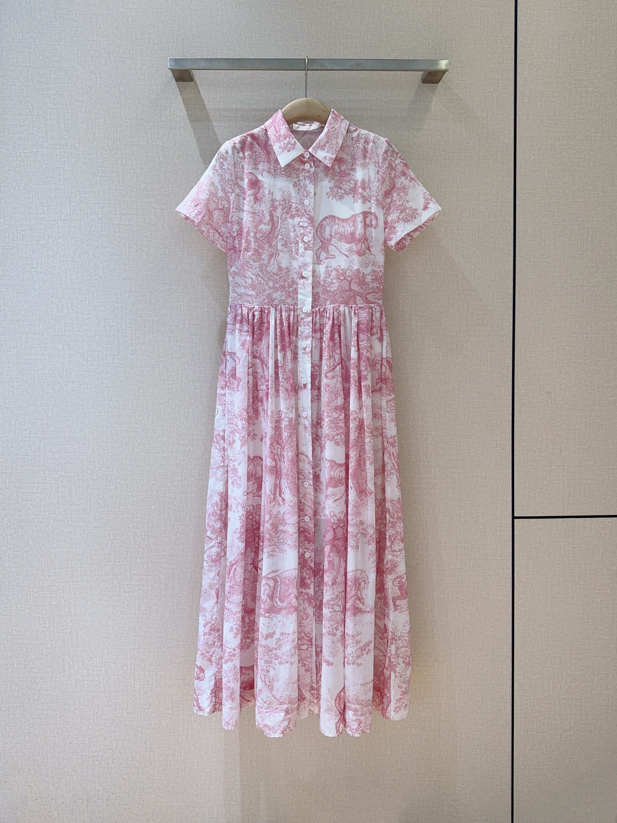 Dio*r新款推荐🆕💗……💐动物丛林系列印花连衣裙👗，纯棉材质、手感柔软细腻，中高腰缩褶大裙摆工艺、正肩