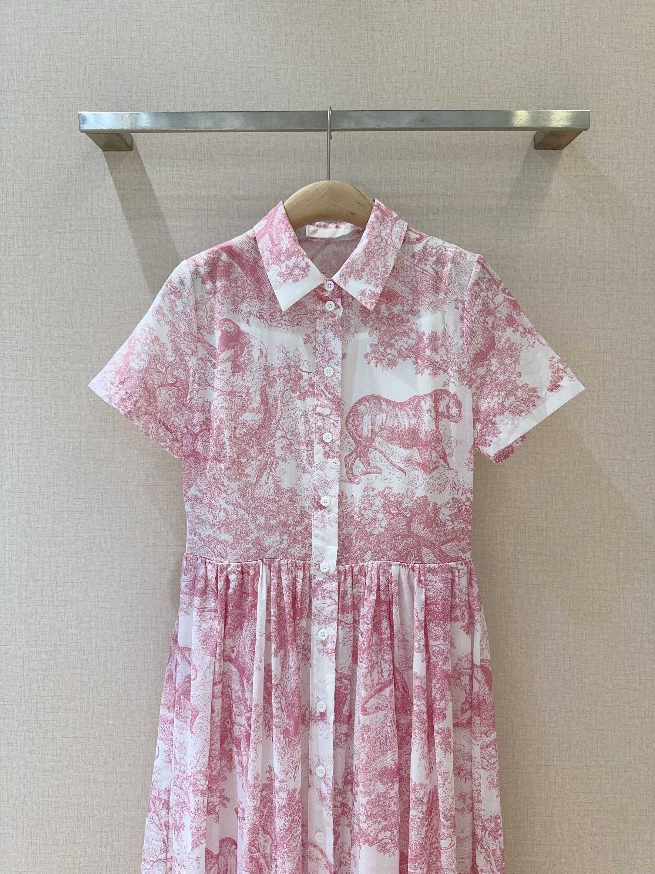 Dio*r新款推荐🆕💗……💐动物丛林系列印花连衣裙👗，纯棉材质、手感柔软细腻，中高腰缩褶大裙摆工艺、正肩