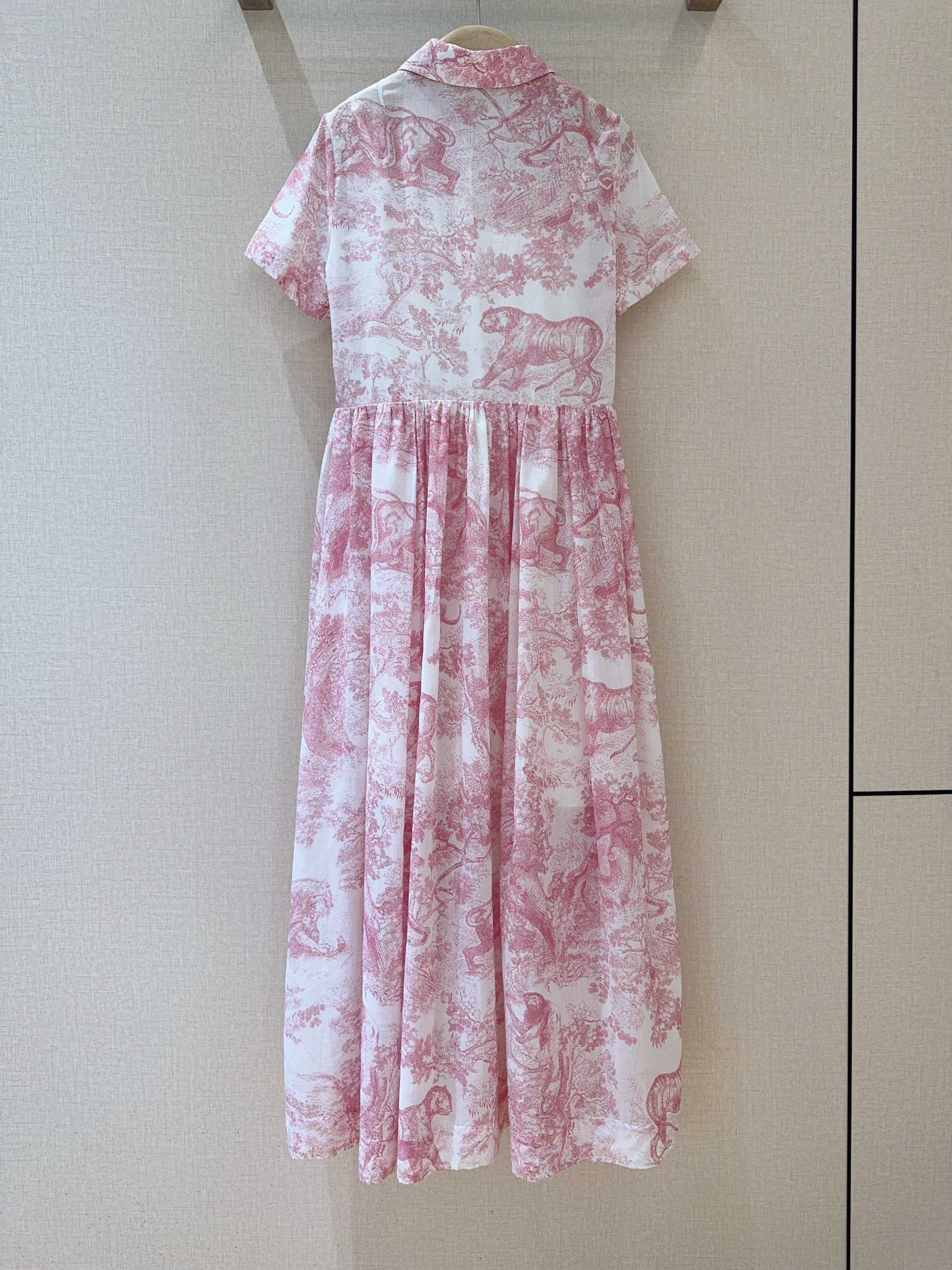 Dio*r新款推荐🆕💗……💐动物丛林系列印花连衣裙👗，纯棉材质、手感柔软细腻，中高腰缩褶大裙摆工艺、正肩