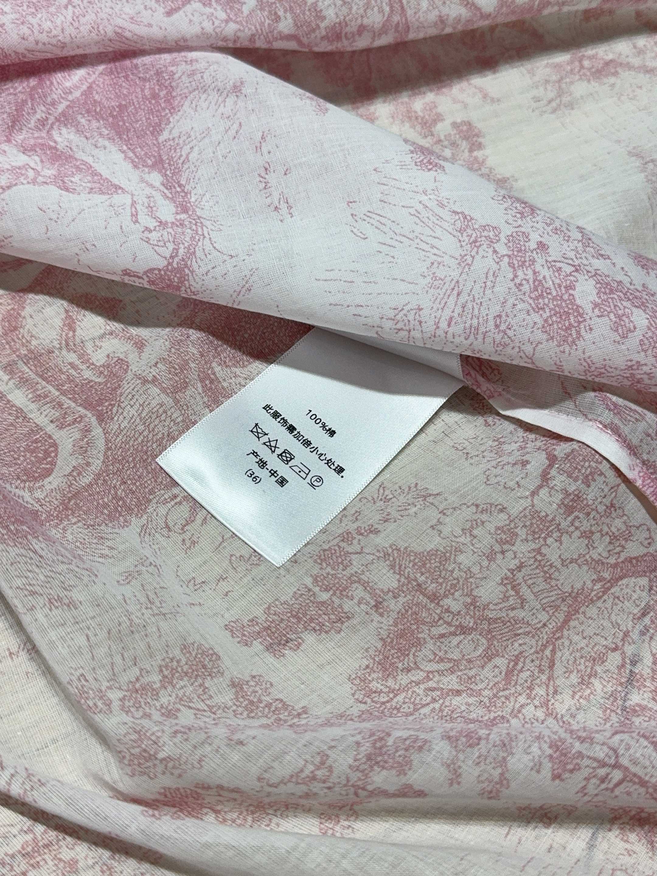 Dio*r新款推荐🆕💗……💐动物丛林系列印花连衣裙👗，纯棉材质、手感柔软细腻，中高腰缩褶大裙摆工艺、正肩