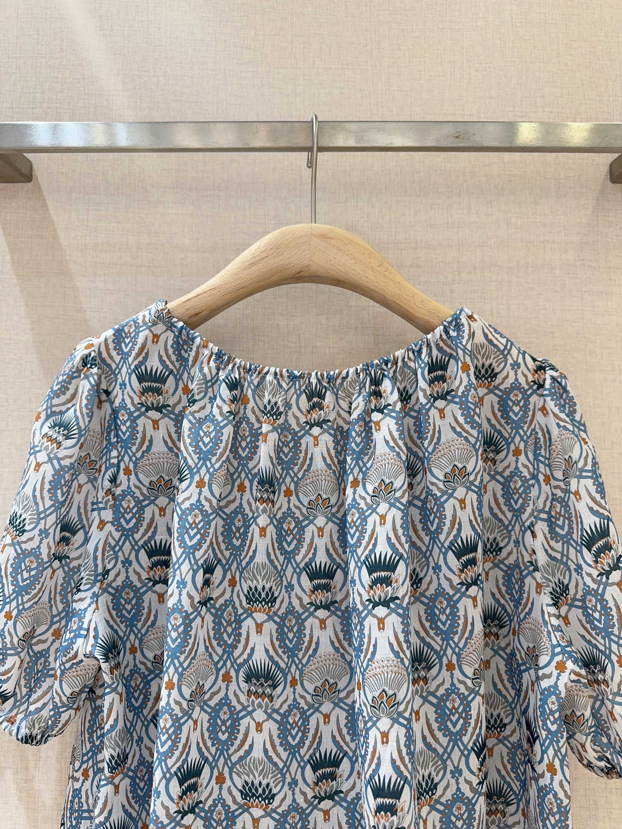 Luxurious French Holiday Inspired Female Suit with Classic Design and Ligature Details - 图片 5