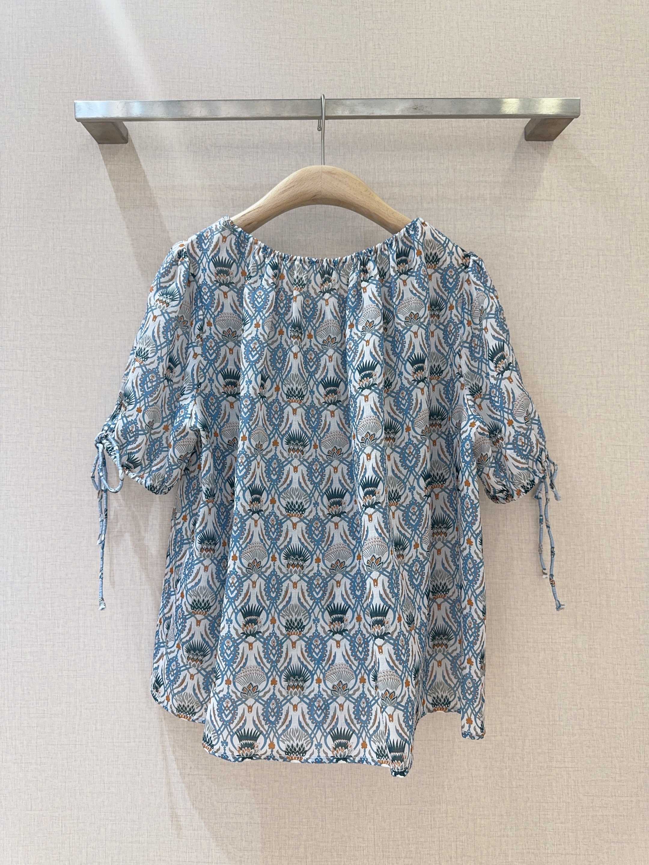 Luxurious French Holiday Inspired Female Suit with Classic Design and Ligature Details - 图片 4