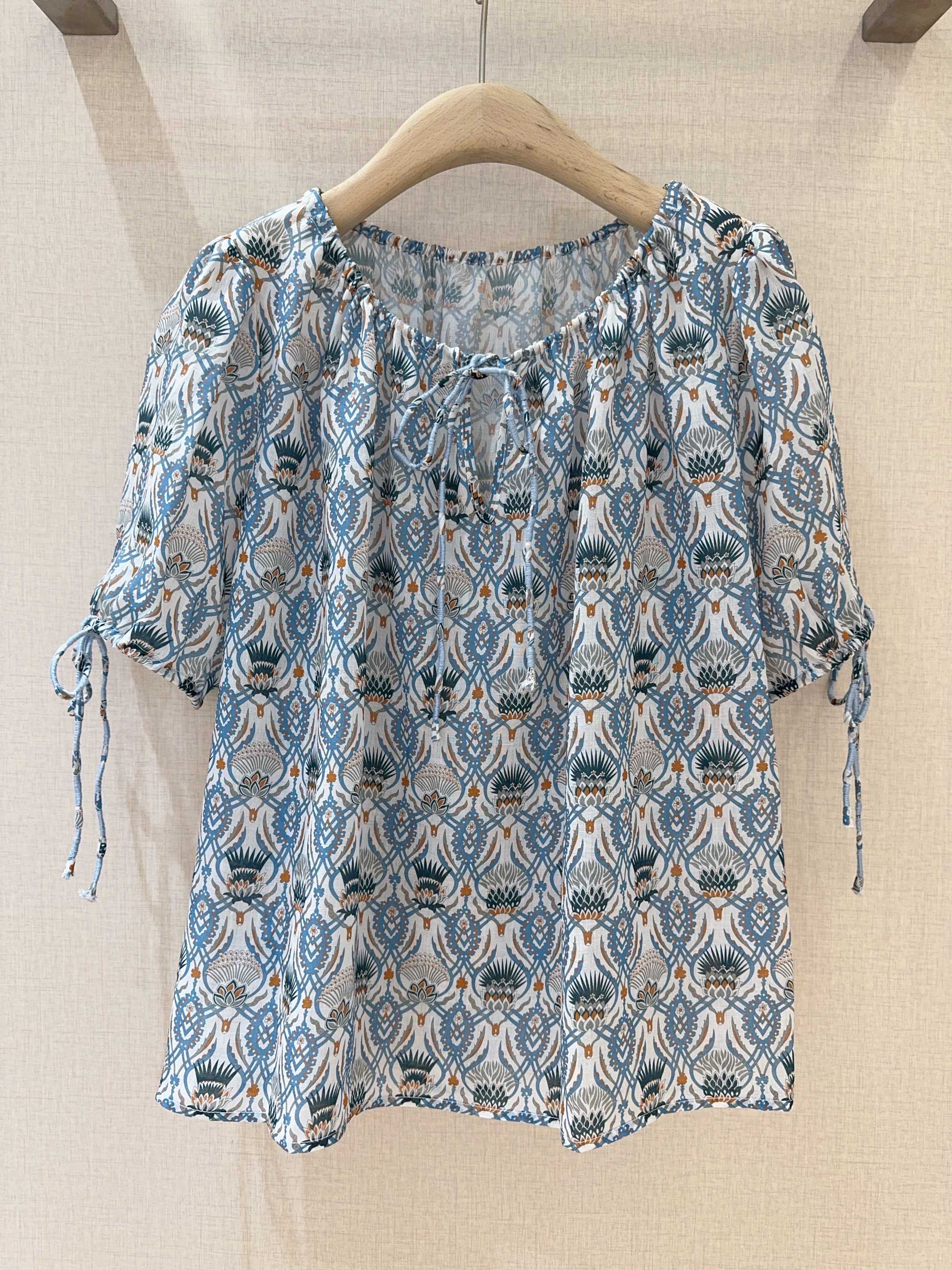 Luxurious French Holiday Inspired Female Suit with Classic Design and Ligature Details - 图片 2