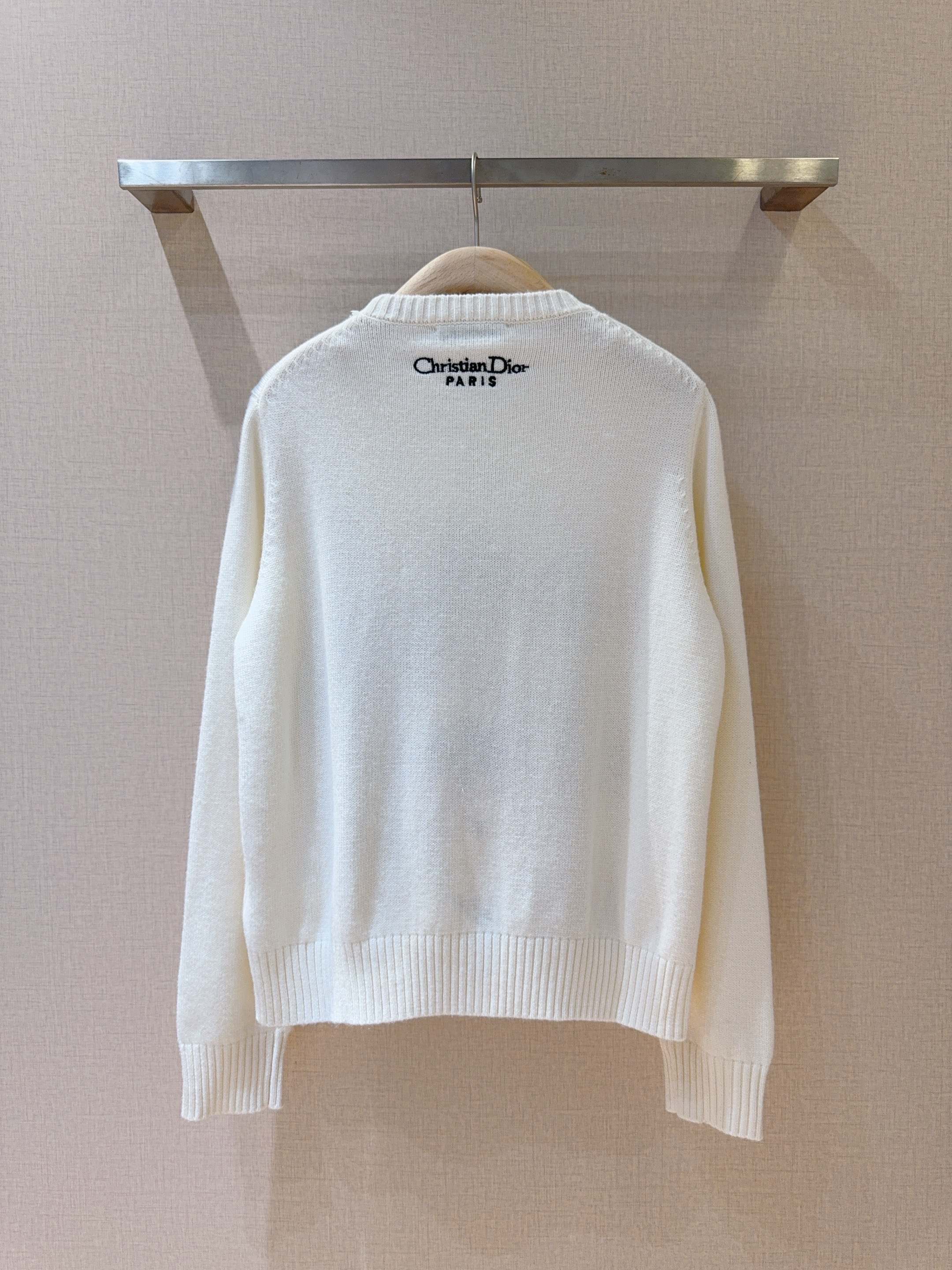 D家迪奥新品❤️🆕~~圆领针织毛衣，运用精细刺绣工艺，弹力超大包容性很强，修身版型上身巨显瘦将东方明珠、