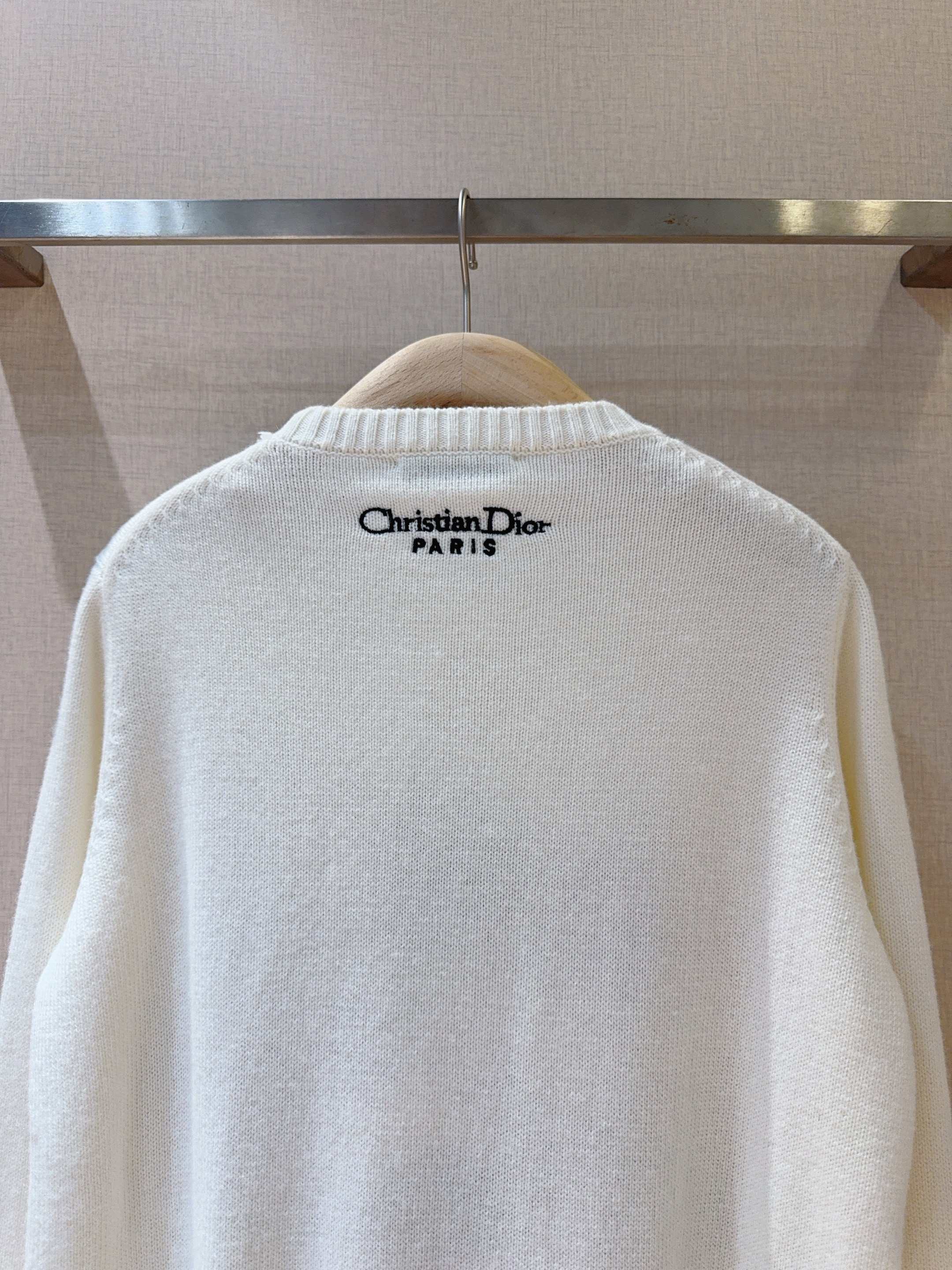 D家迪奥新品❤️🆕~~圆领针织毛衣，运用精细刺绣工艺，弹力超大包容性很强，修身版型上身巨显瘦将东方明珠、