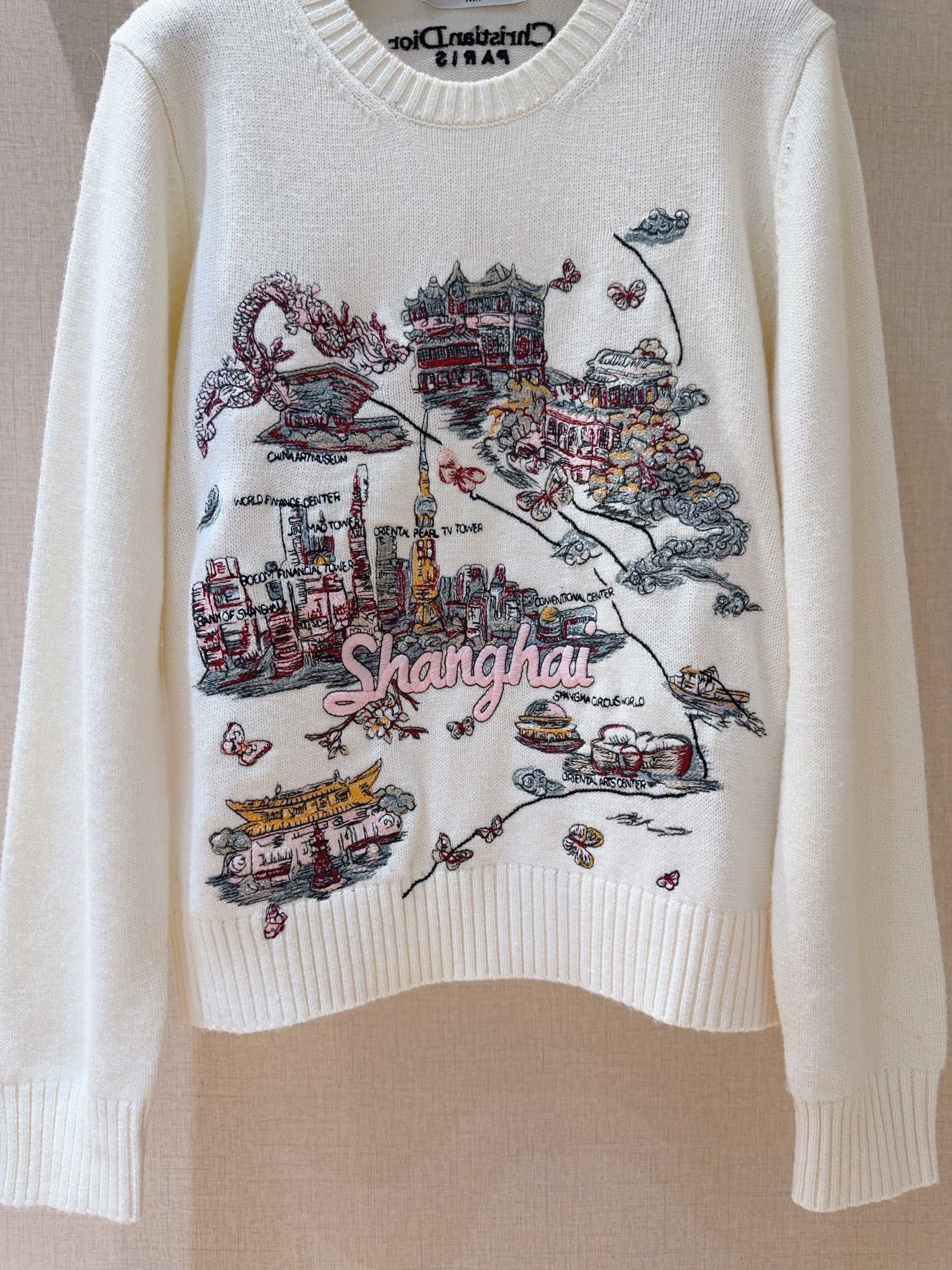 D家迪奥新品❤️🆕~~圆领针织毛衣，运用精细刺绣工艺，弹力超大包容性很强，修身版型上身巨显瘦将东方明珠、