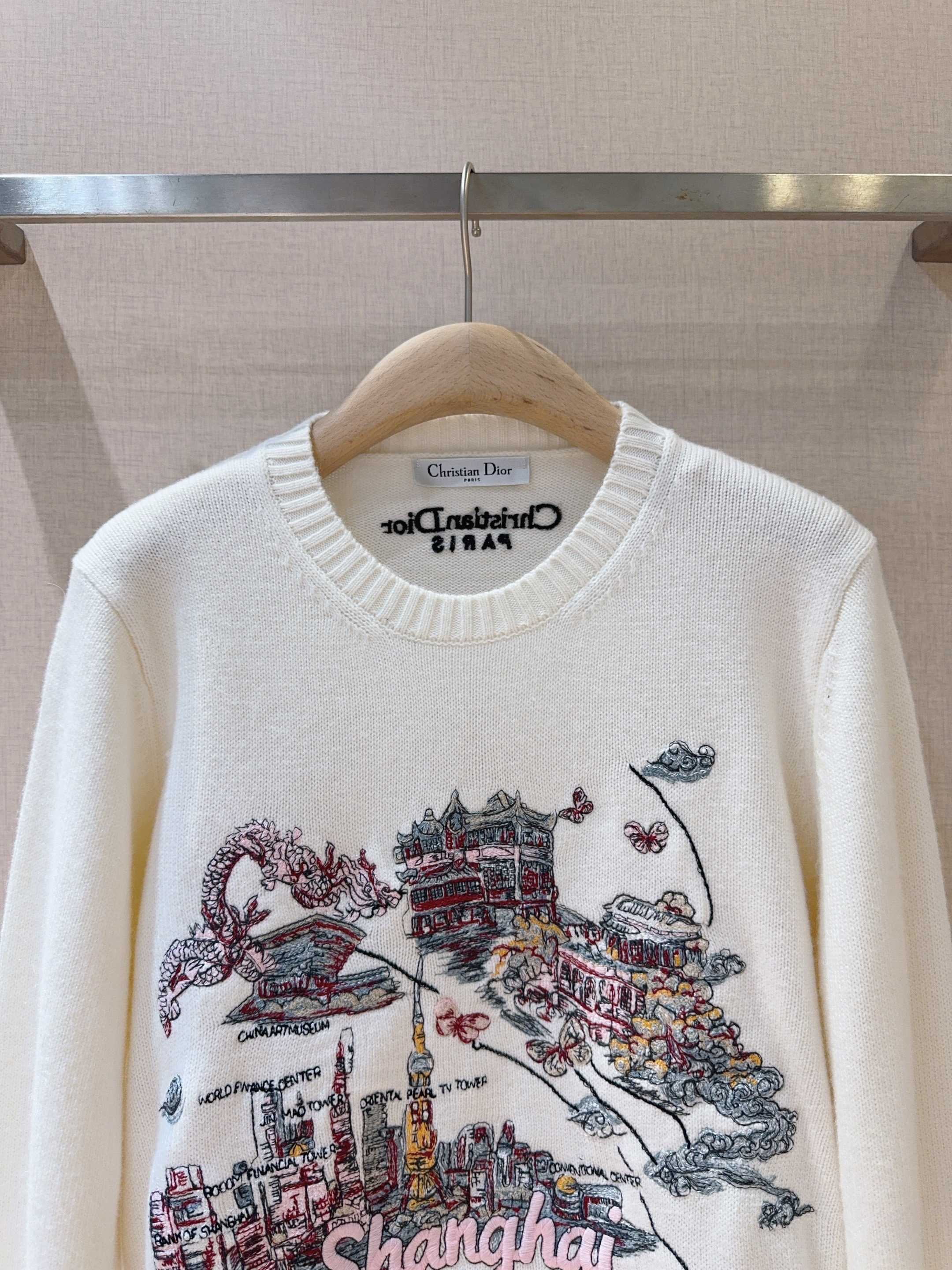 D家迪奥新品❤️🆕~~圆领针织毛衣，运用精细刺绣工艺，弹力超大包容性很强，修身版型上身巨显瘦将东方明珠、