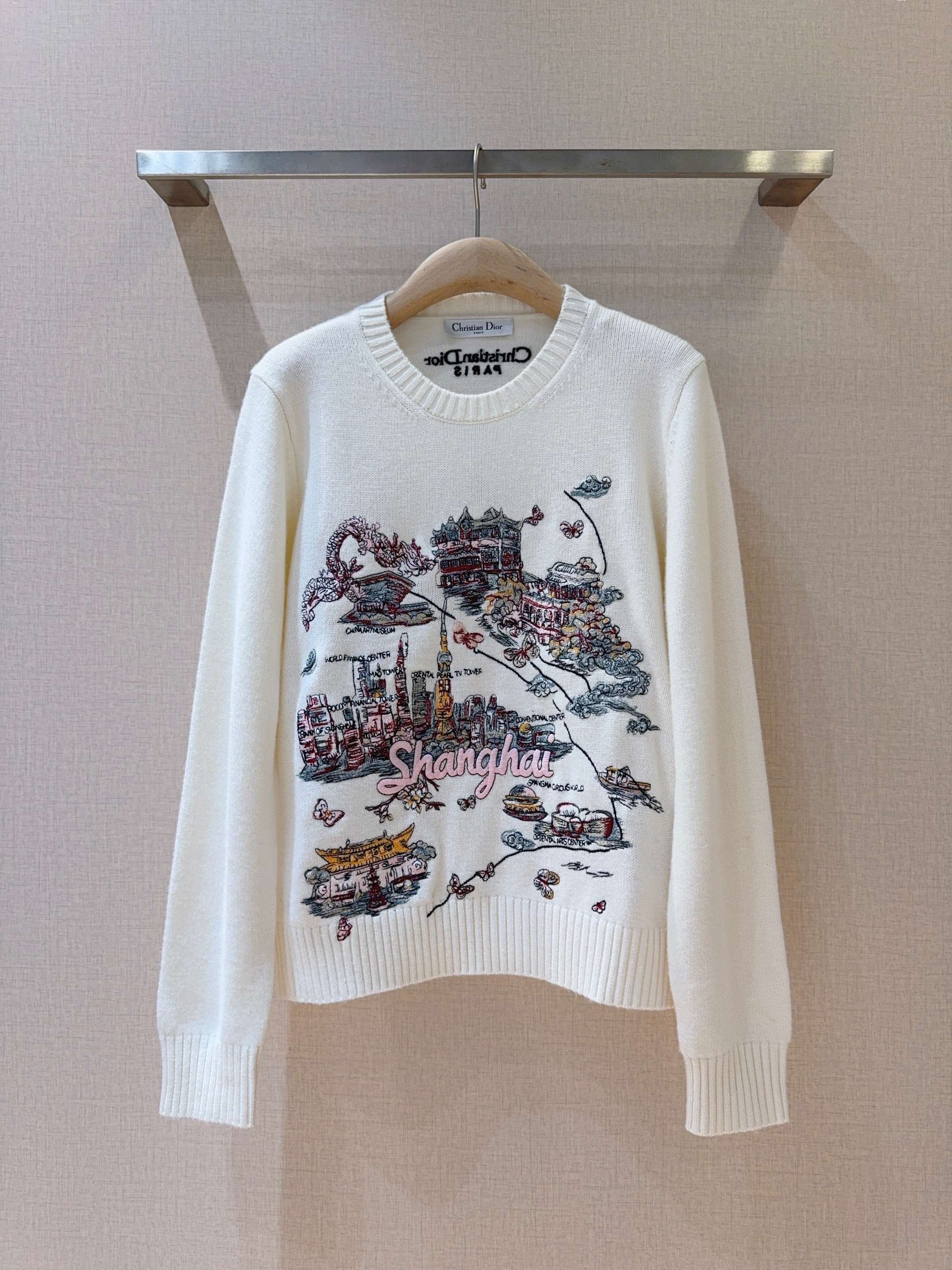 D家迪奥新品❤️🆕~~圆领针织毛衣，运用精细刺绣工艺，弹力超大包容性很强，修身版型上身巨显瘦将东方明珠、