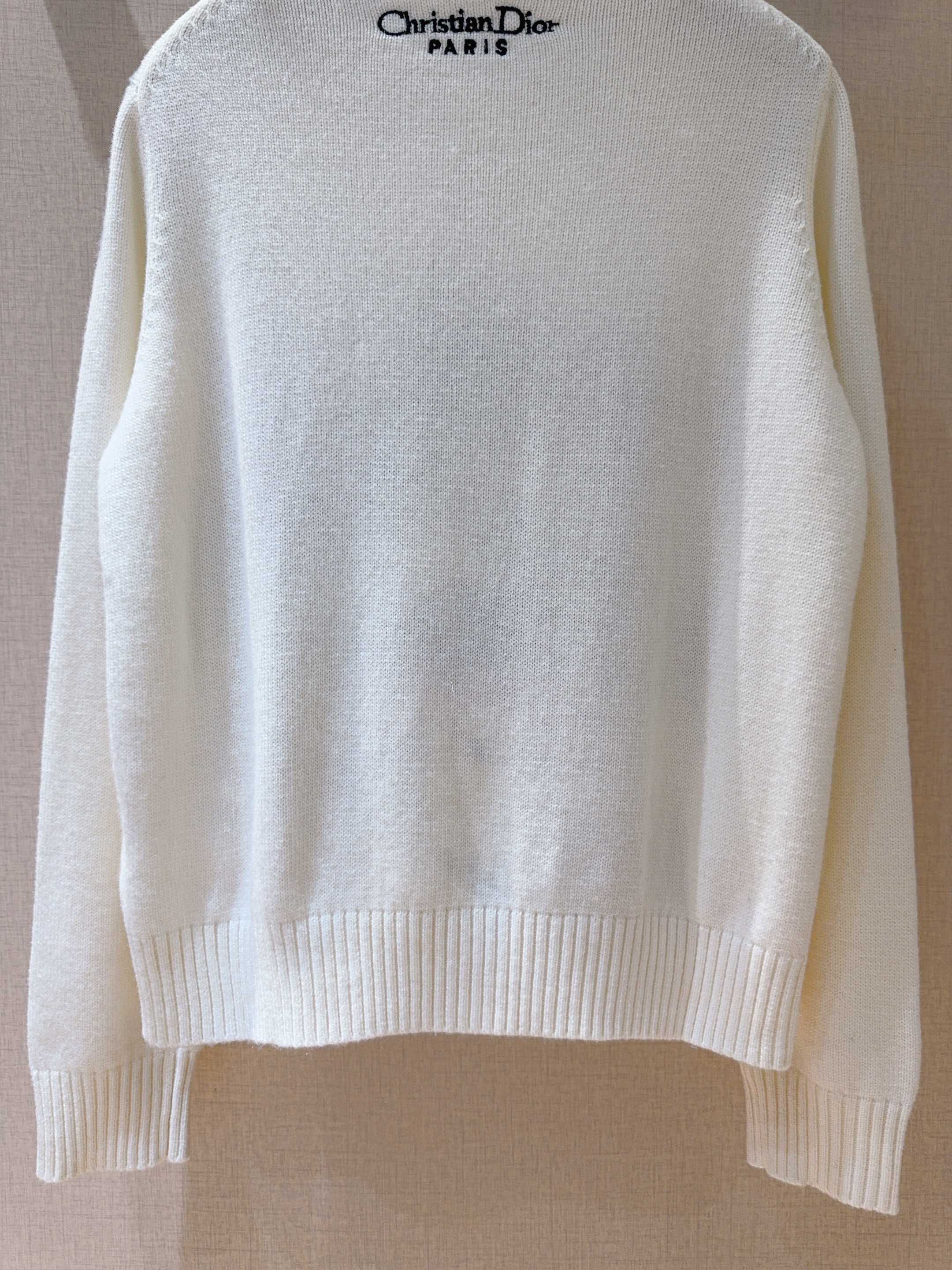 D家迪奥新品❤️🆕~~圆领针织毛衣，运用精细刺绣工艺，弹力超大包容性很强，修身版型上身巨显瘦将东方明珠、