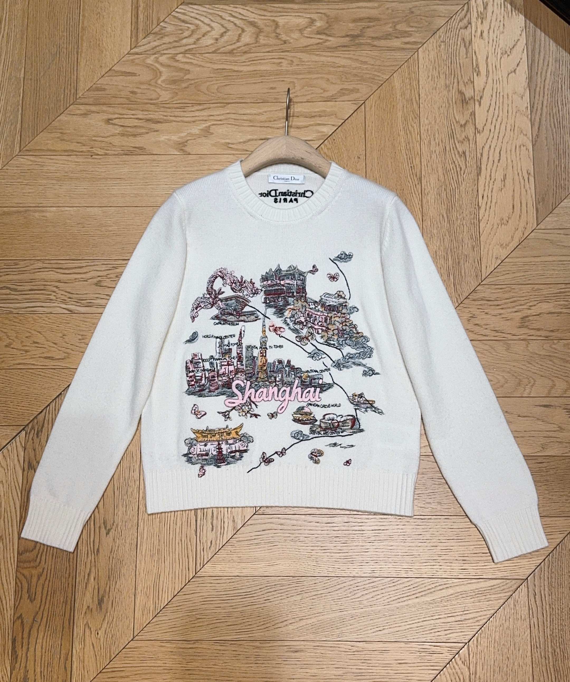 D家迪奥新品❤️🆕~~圆领针织毛衣，运用精细刺绣工艺，弹力超大包容性很强，修身版型上身巨显瘦将东方明珠、