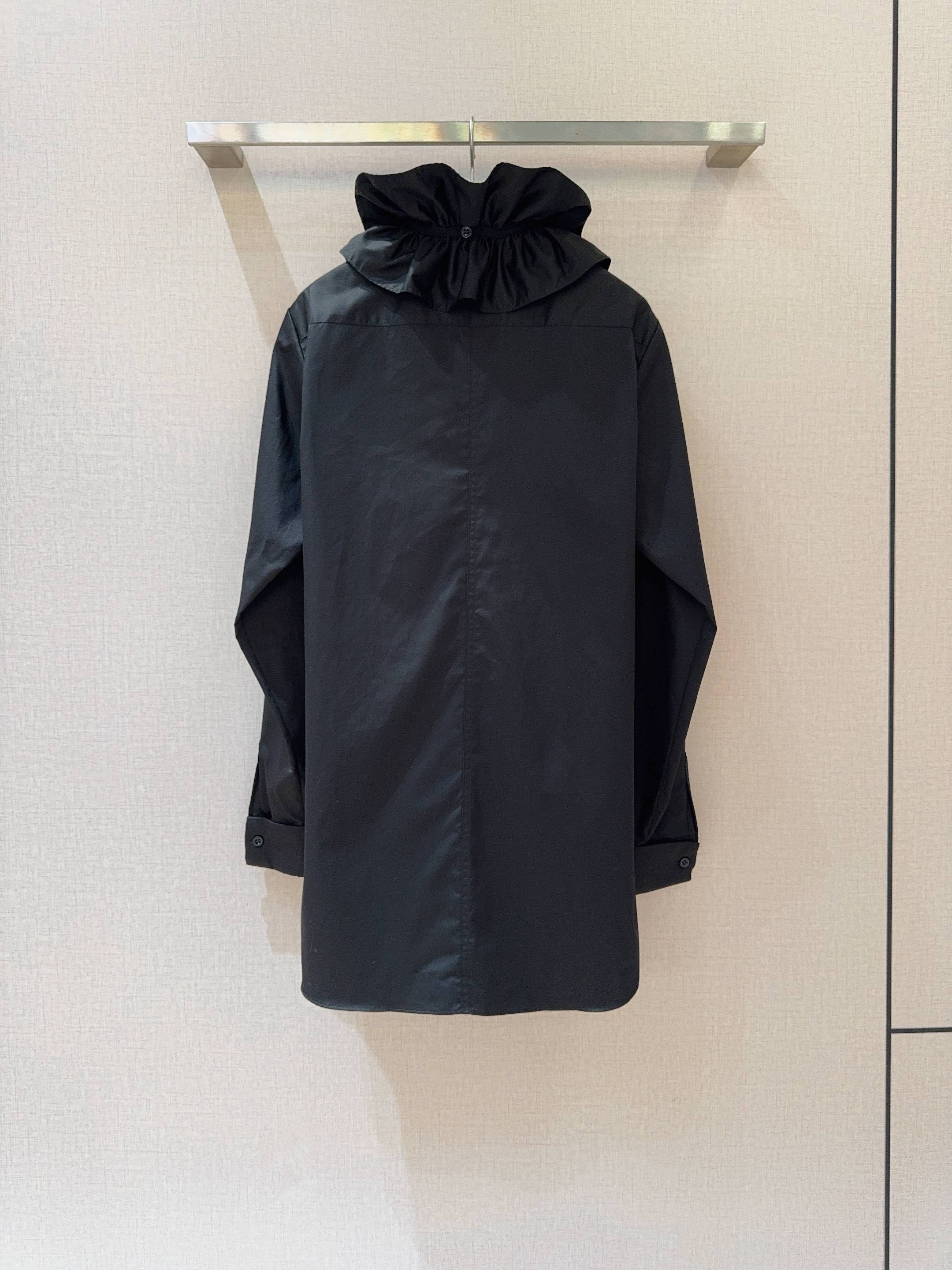 Dio*r 2025 新品🔥（时尚单品）极简精梳府绸棉小立领衬衣、自带清冷松弛感。金典小刺绣藏着巧思，搭