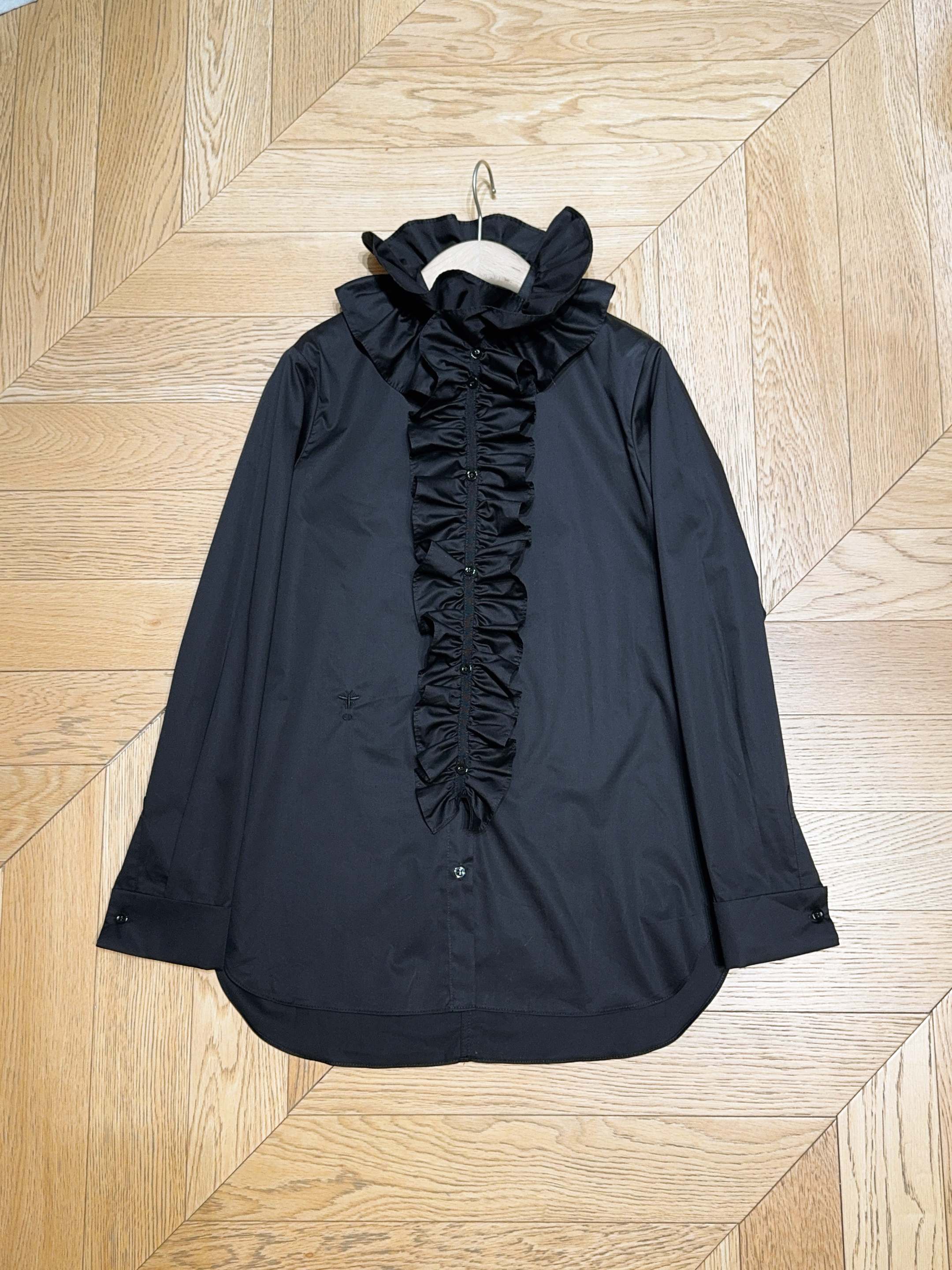 Dio*r 2025 新品🔥（时尚单品）极简精梳府绸棉小立领衬衣、自带清冷松弛感。金典小刺绣藏着巧思，搭