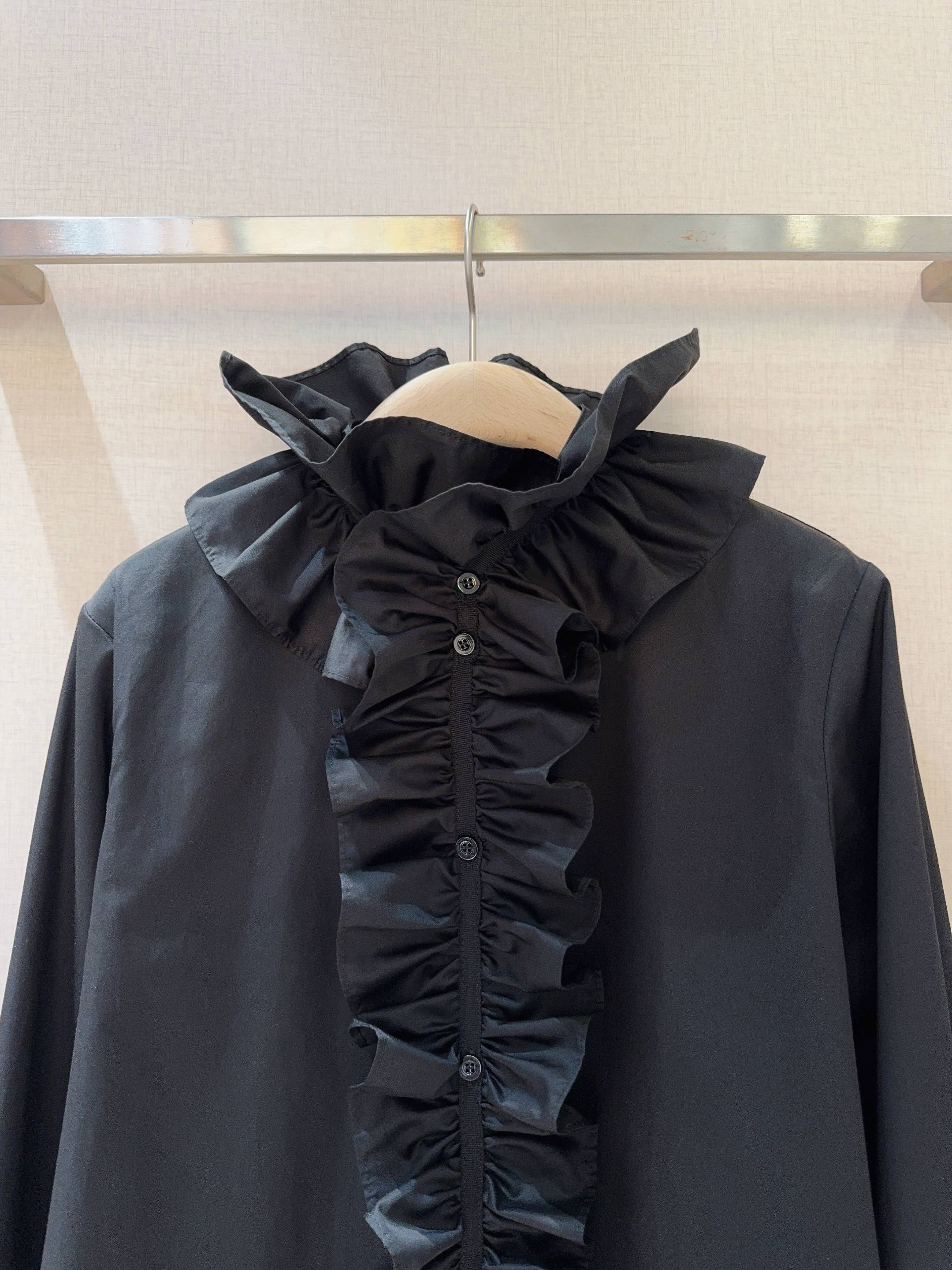 Dio*r 2025 新品🔥（时尚单品）极简精梳府绸棉小立领衬衣、自带清冷松弛感。金典小刺绣藏着巧思，搭