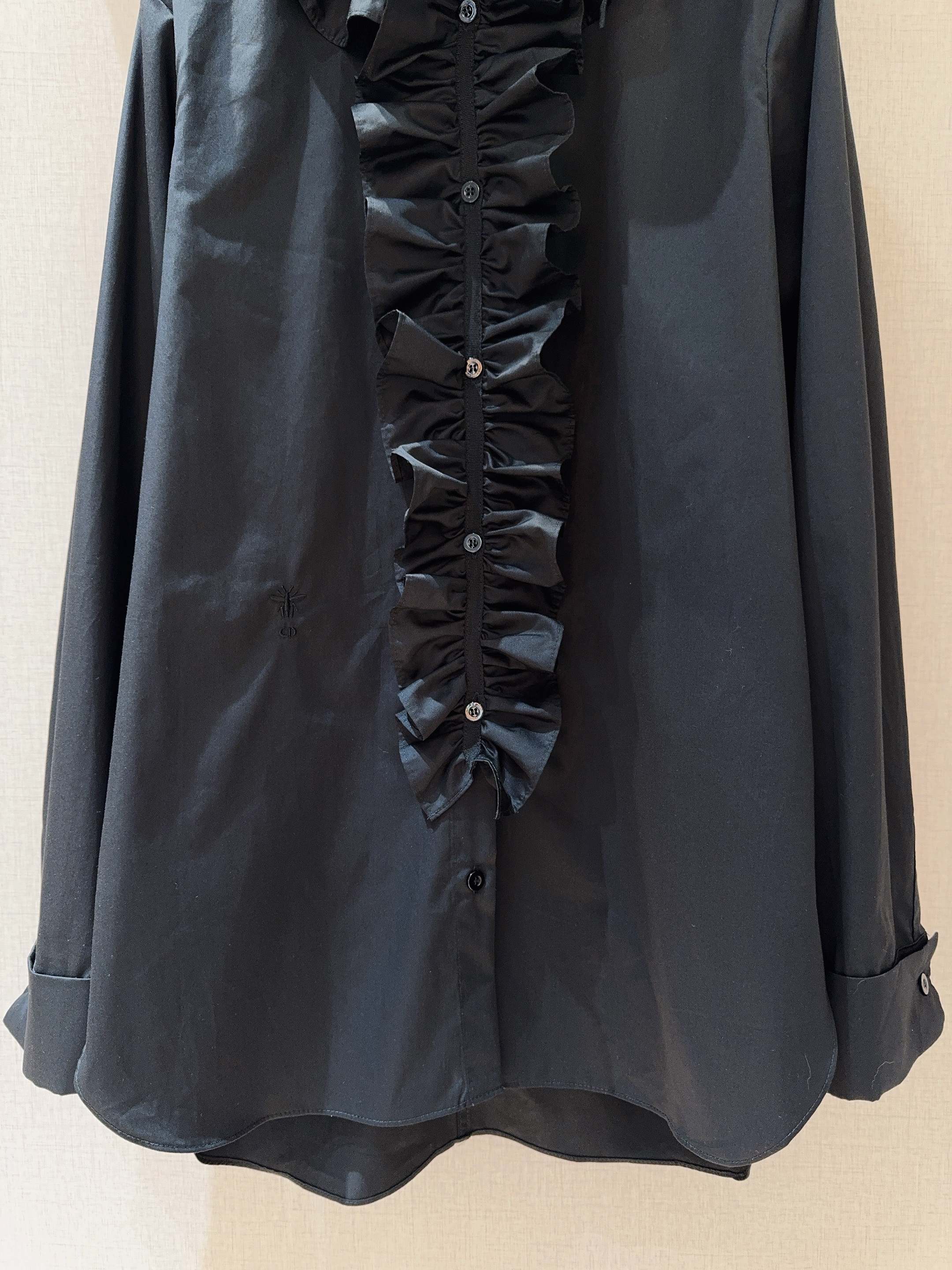 Dio*r 2025 新品🔥（时尚单品）极简精梳府绸棉小立领衬衣、自带清冷松弛感。金典小刺绣藏着巧思，搭