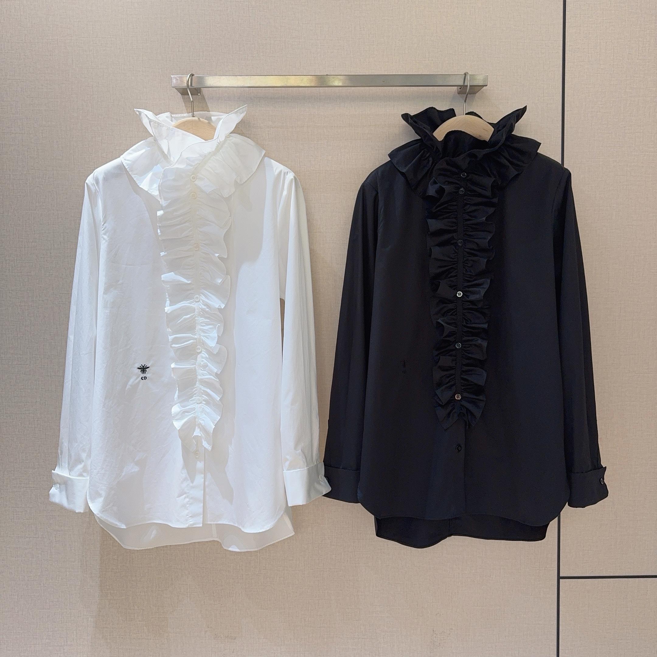 Dio*r 2025 新品🔥（时尚单品）极简精梳府绸棉小立领衬衣、自带清冷松弛感。金典小刺绣藏着巧思，搭