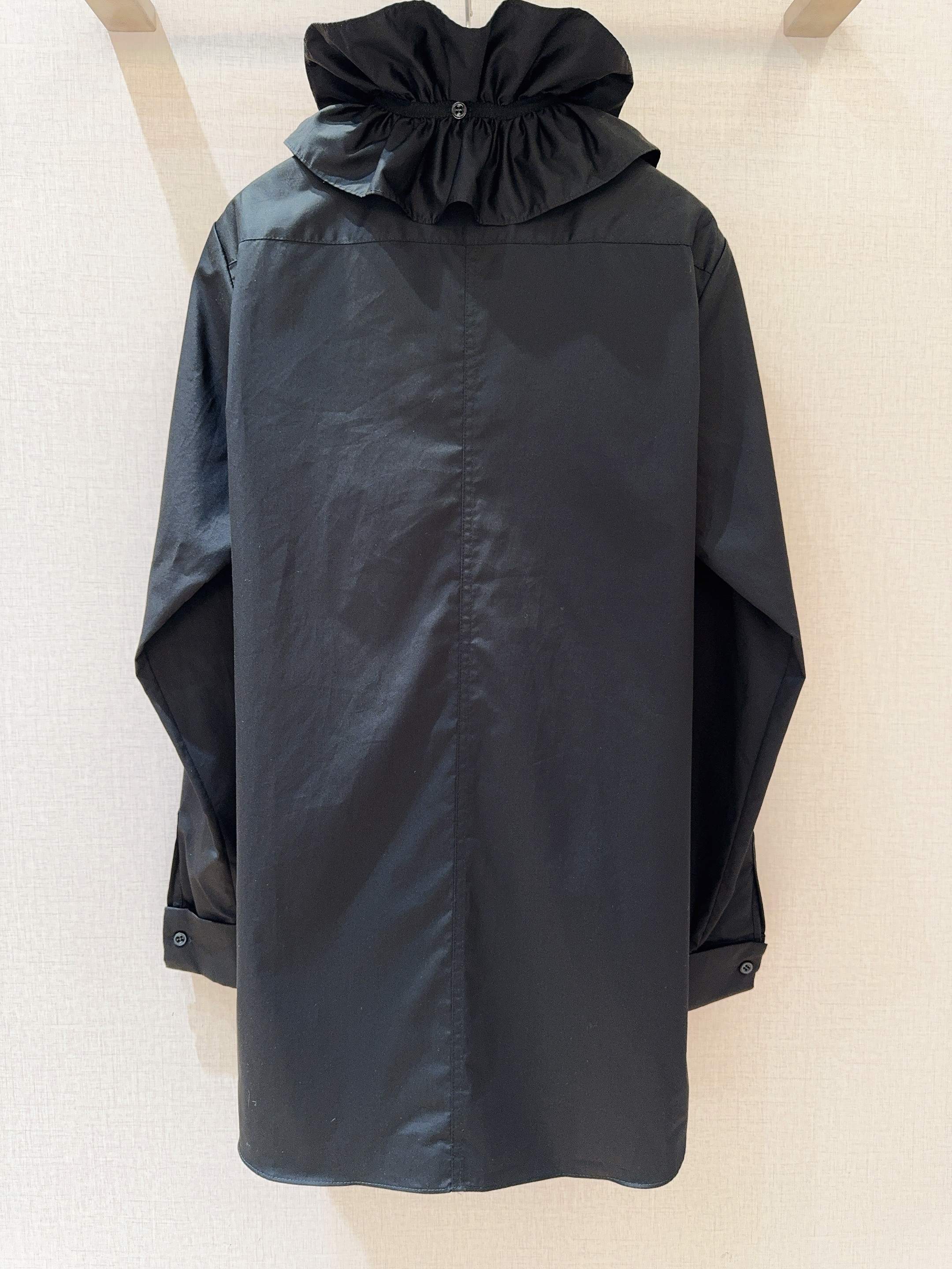 Dio*r 2025 新品🔥（时尚单品）极简精梳府绸棉小立领衬衣、自带清冷松弛感。金典小刺绣藏着巧思，搭