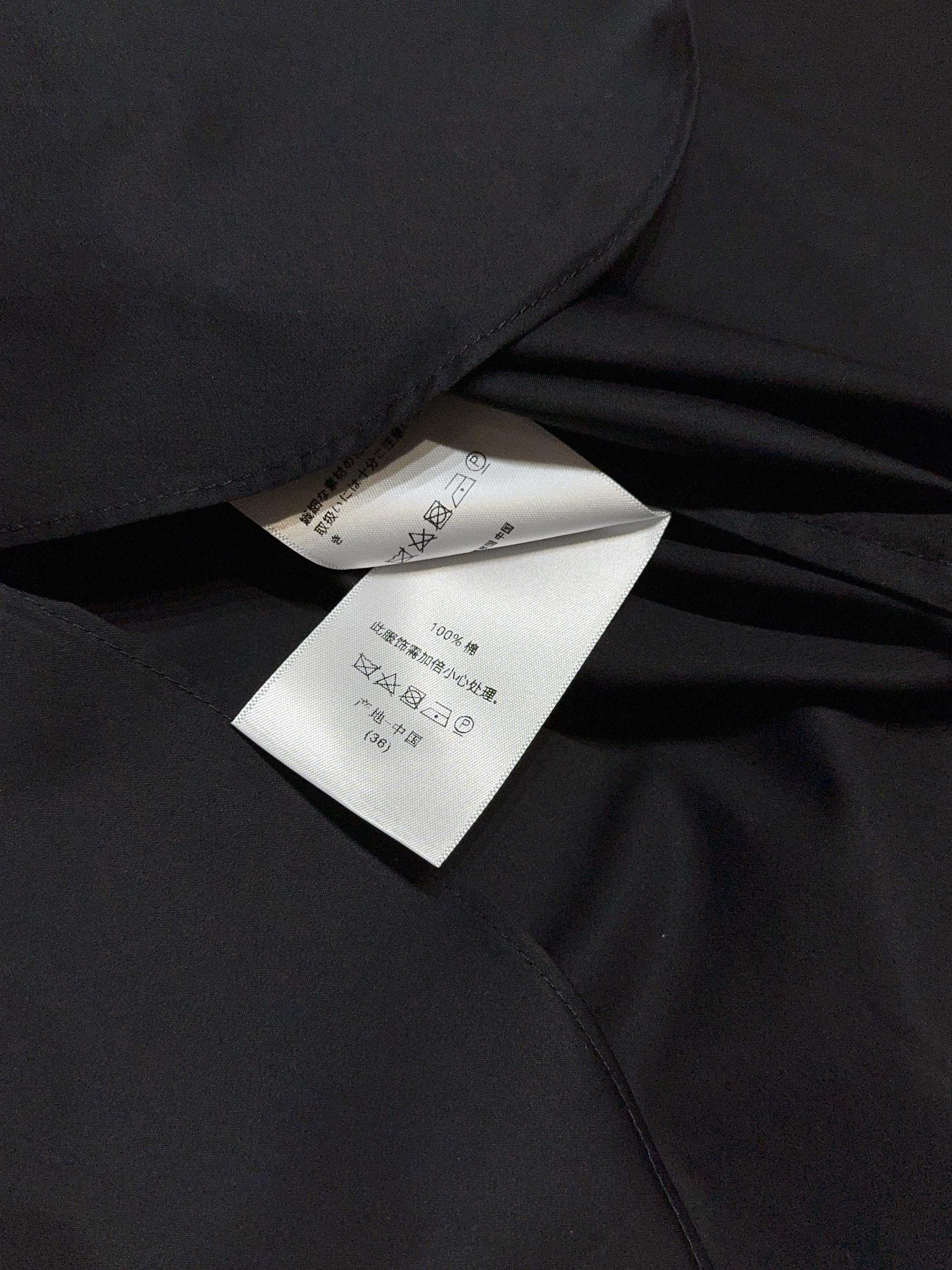 Dio*r 2025 新品🔥（时尚单品）极简精梳府绸棉小立领衬衣、自带清冷松弛感。金典小刺绣藏着巧思，搭