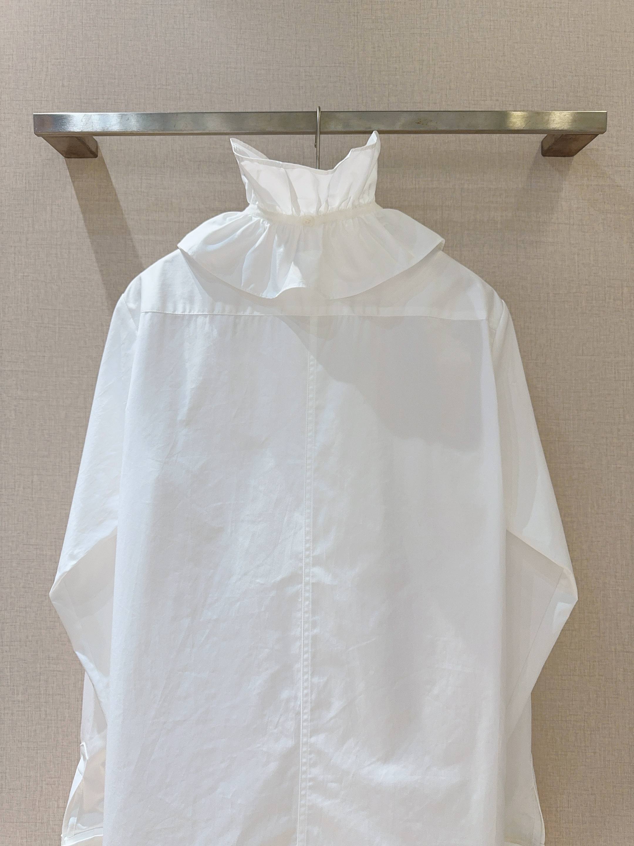 Dio*r 2025 新品🔥（时尚单品）极简精梳府绸棉小立领衬衣、自带清冷松弛感。金典小刺绣藏着巧思，搭