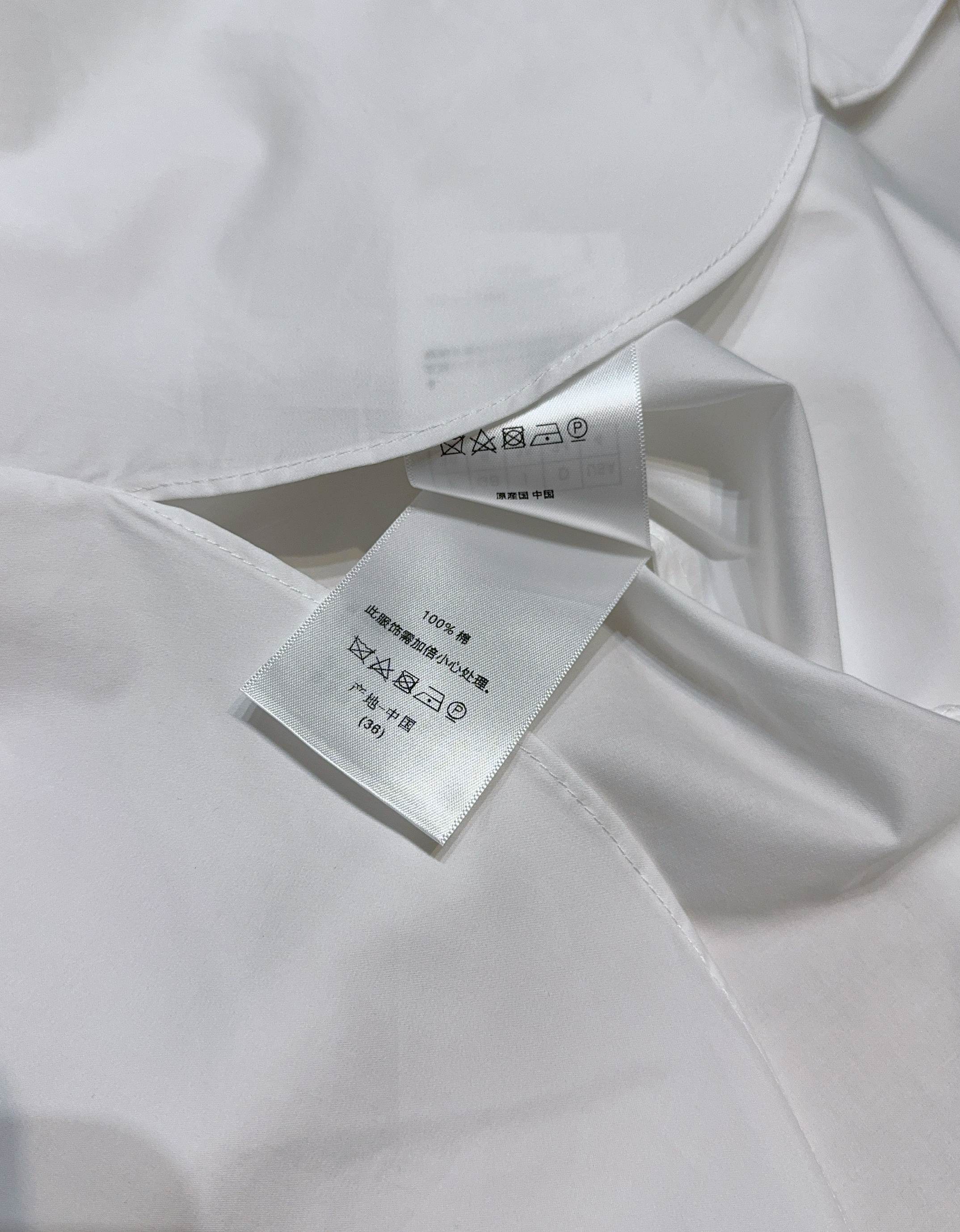 Dio*r 2025 新品🔥（时尚单品）极简精梳府绸棉小立领衬衣、自带清冷松弛感。金典小刺绣藏着巧思，搭