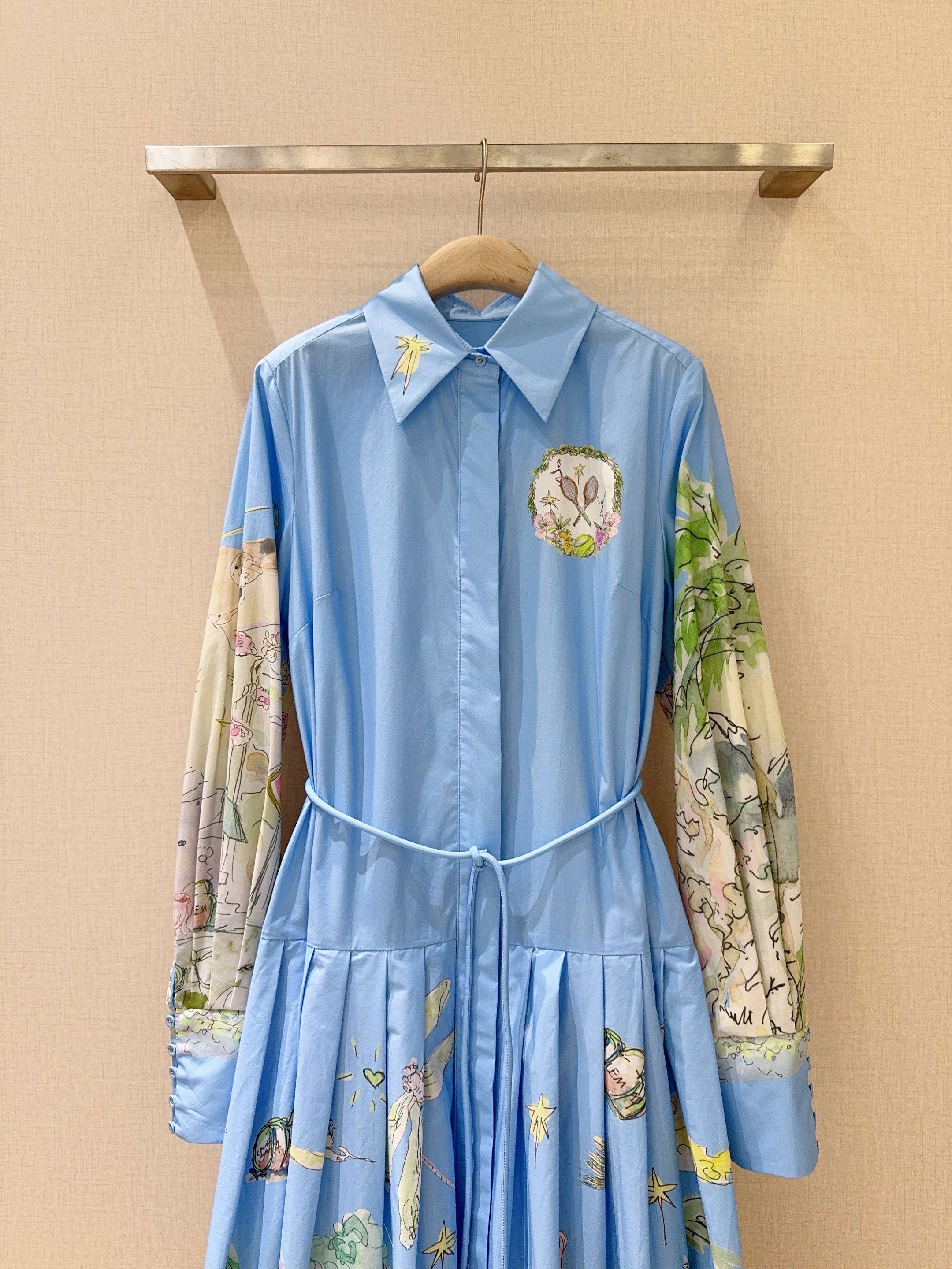 ALEMAI*S新品推荐🆕蓝色印花衬衫式连衣裙👗，棉质地定位大面积花卉印花，金典翻领设计，正面饰有隐藏式