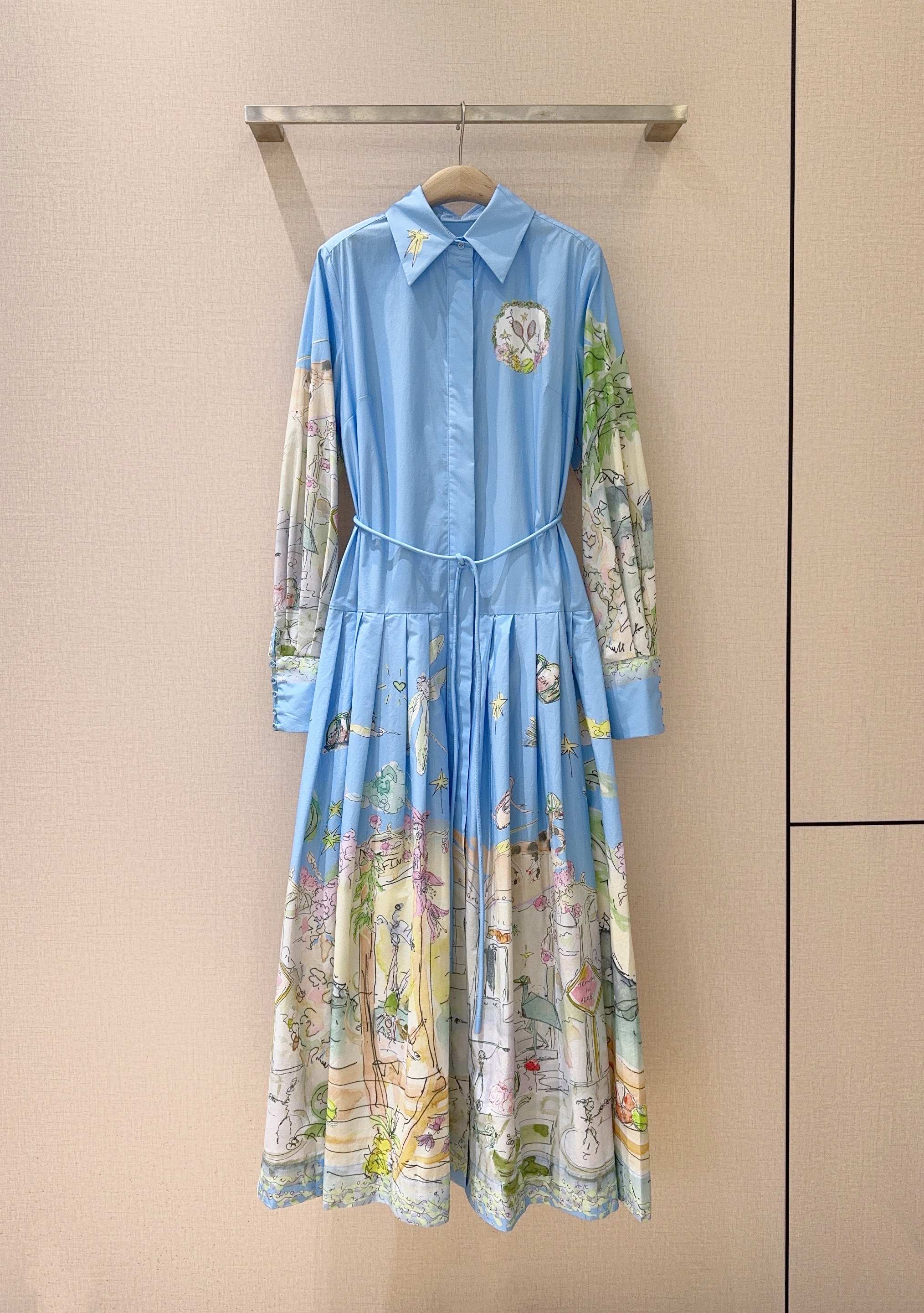 ALEMAI*S新品推荐🆕蓝色印花衬衫式连衣裙👗，棉质地定位大面积花卉印花，金典翻领设计，正面饰有隐藏式