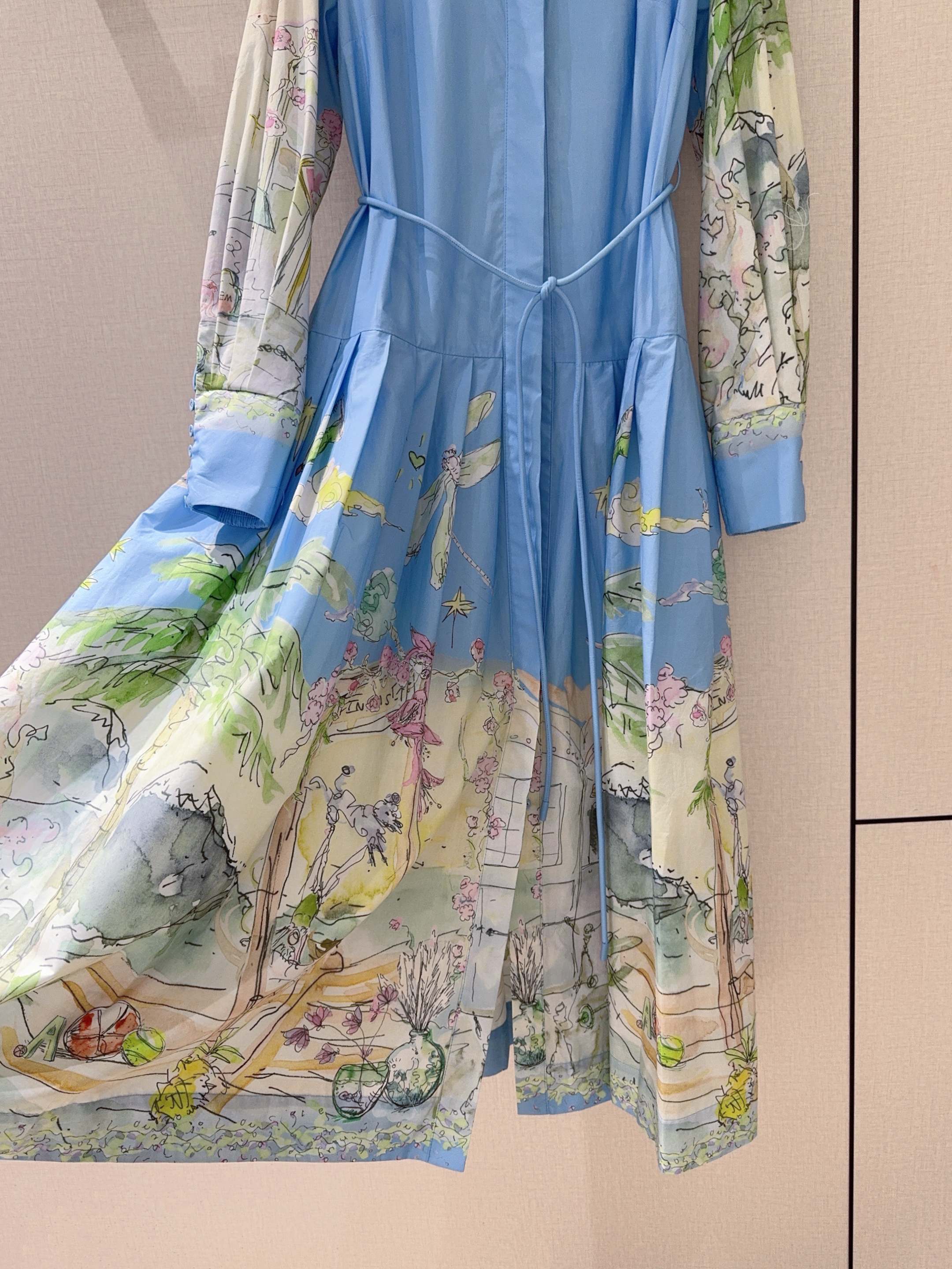 ALEMAI*S新品推荐🆕蓝色印花衬衫式连衣裙👗，棉质地定位大面积花卉印花，金典翻领设计，正面饰有隐藏式