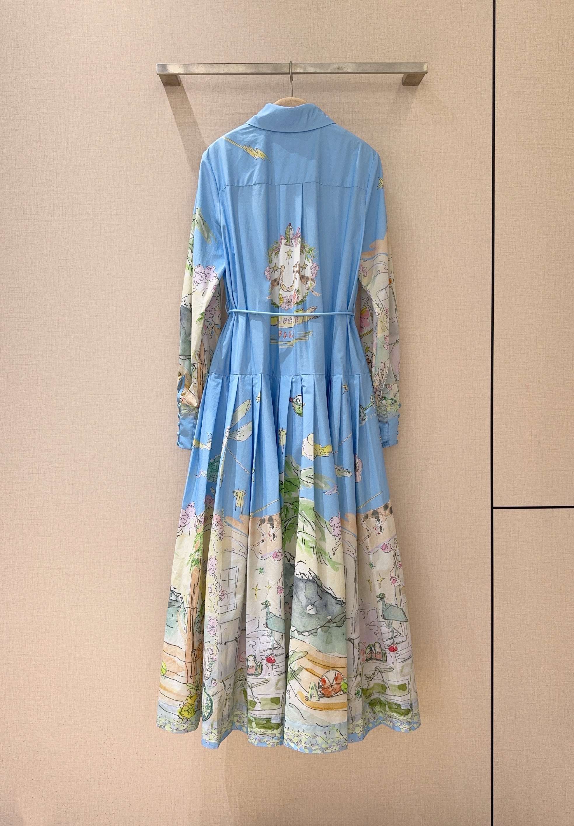 ALEMAI*S新品推荐🆕蓝色印花衬衫式连衣裙👗，棉质地定位大面积花卉印花，金典翻领设计，正面饰有隐藏式