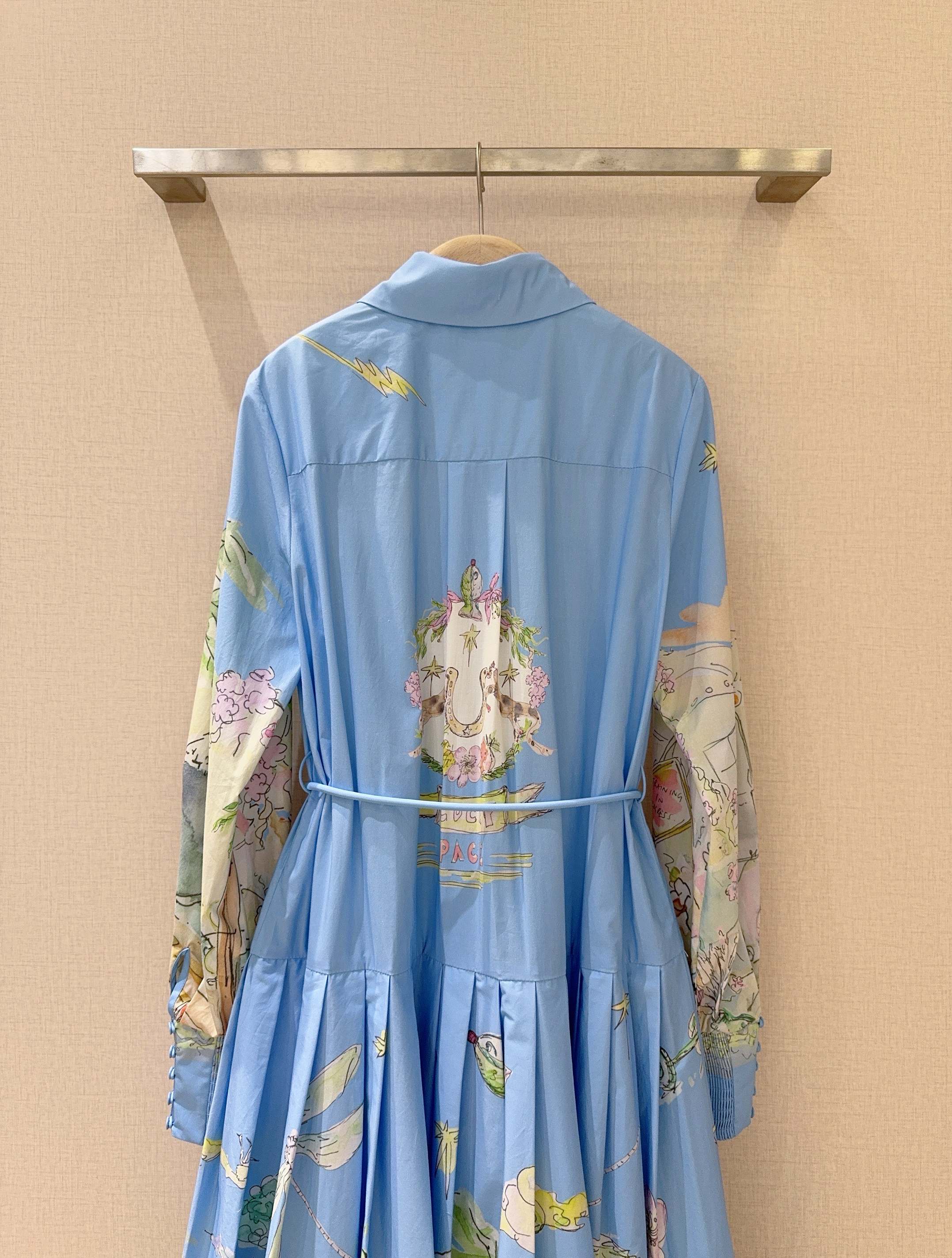 ALEMAI*S新品推荐🆕蓝色印花衬衫式连衣裙👗，棉质地定位大面积花卉印花，金典翻领设计，正面饰有隐藏式