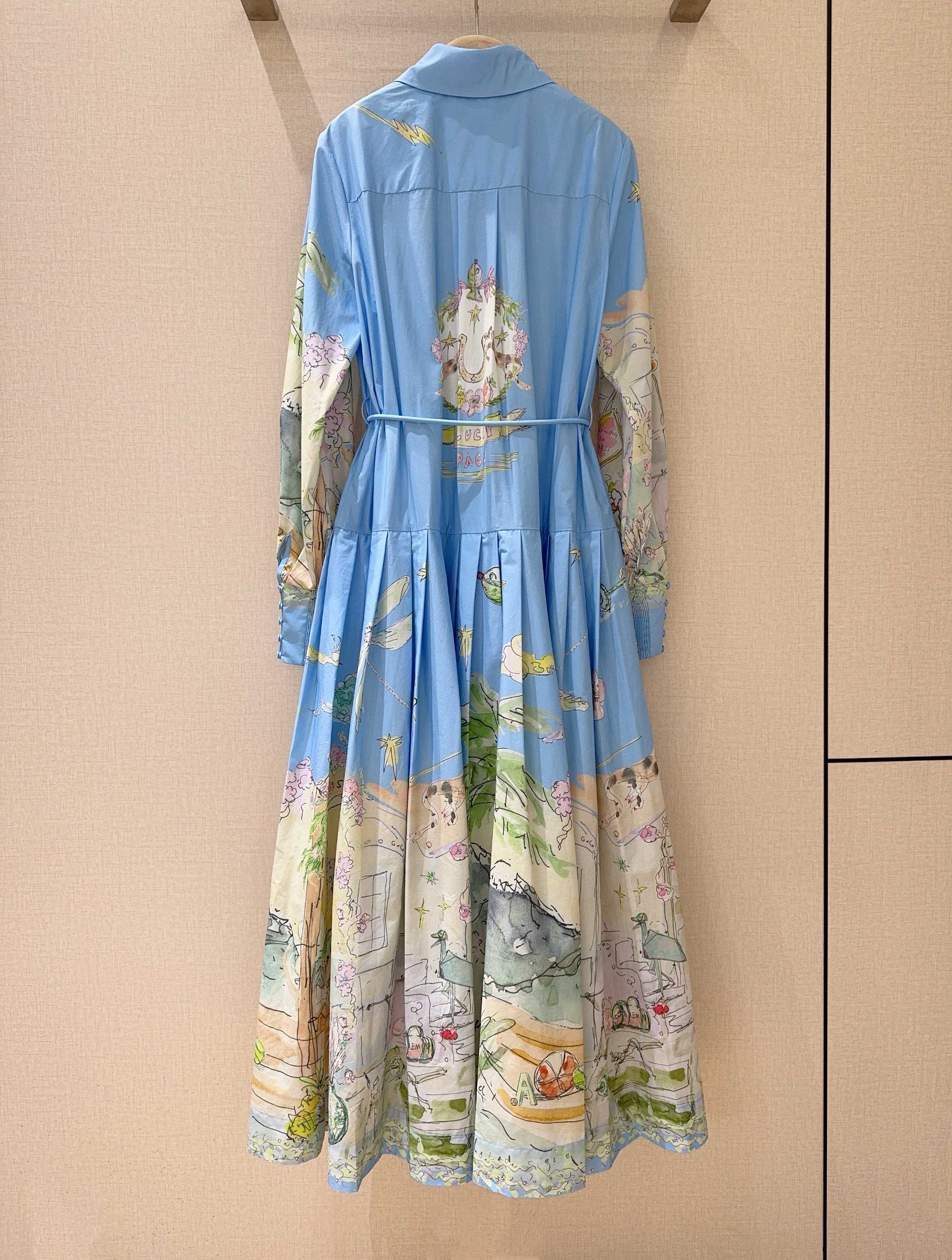 ALEMAI*S新品推荐🆕蓝色印花衬衫式连衣裙👗，棉质地定位大面积花卉印花，金典翻领设计，正面饰有隐藏式