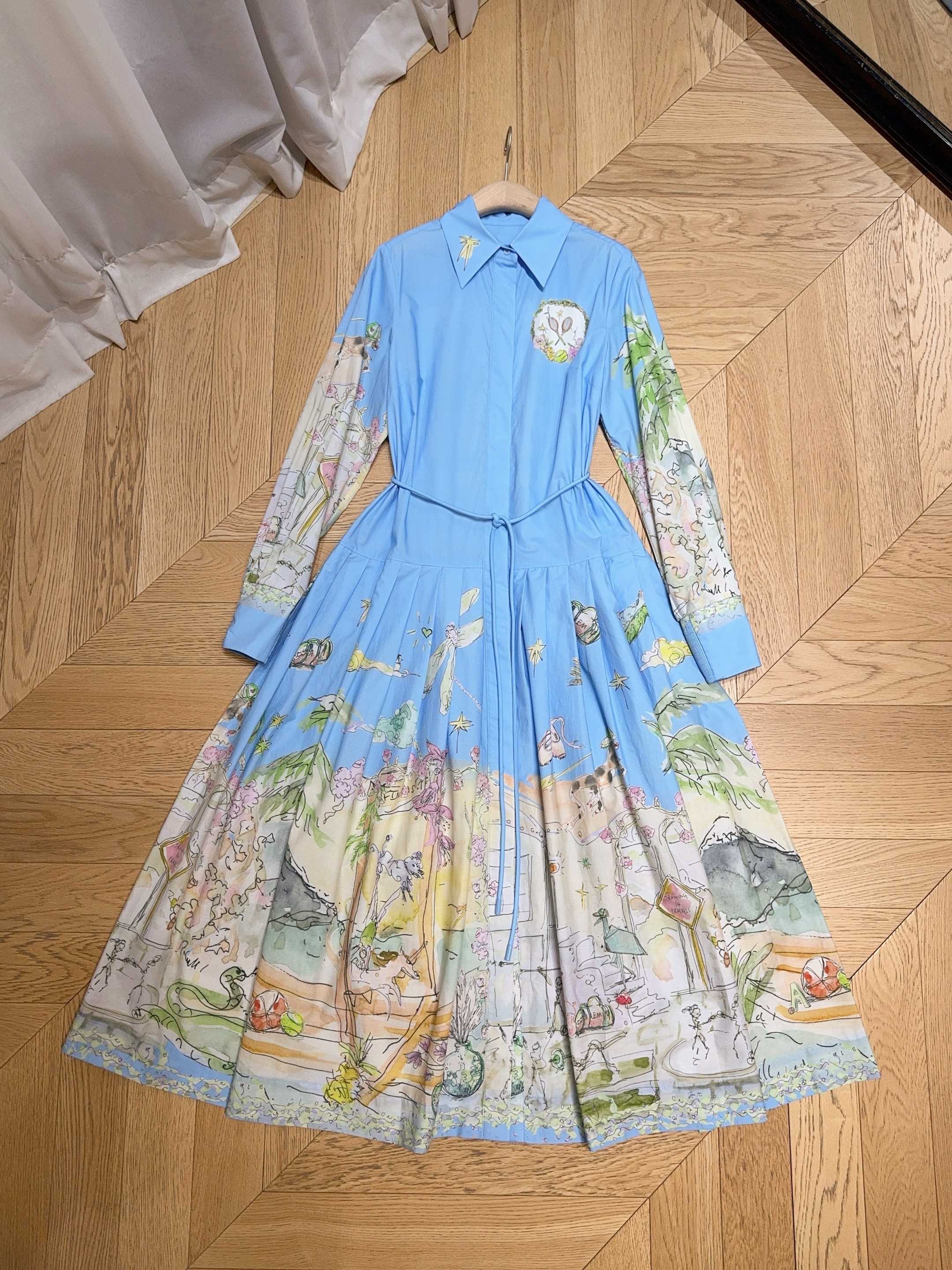 ALEMAI*S新品推荐🆕蓝色印花衬衫式连衣裙👗，棉质地定位大面积花卉印花，金典翻领设计，正面饰有隐藏式