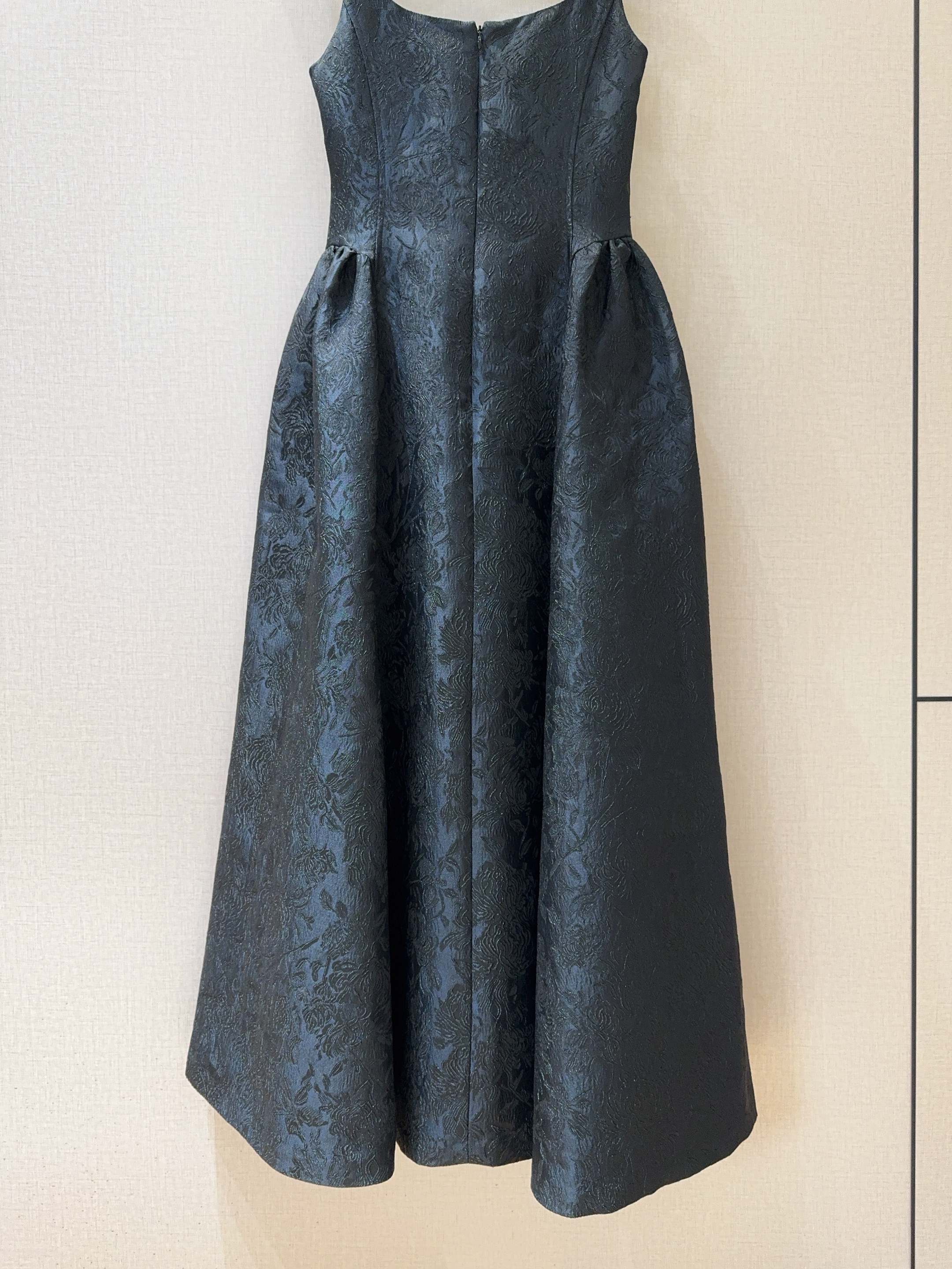 🆕 TanyaTaylo*r家秋冬新品黑色连衣裙👗采用吊带设计，方形领口，裙摆呈A字型。裙子整体是黑色的