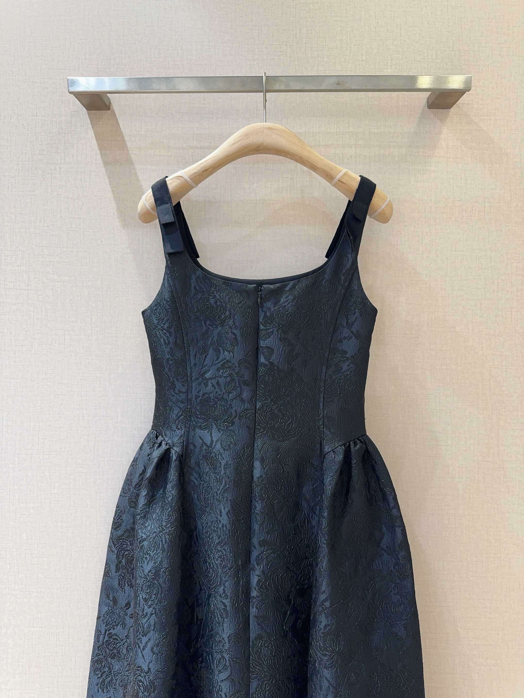 🆕 TanyaTaylo*r家秋冬新品黑色连衣裙👗采用吊带设计，方形领口，裙摆呈A字型。裙子整体是黑色的