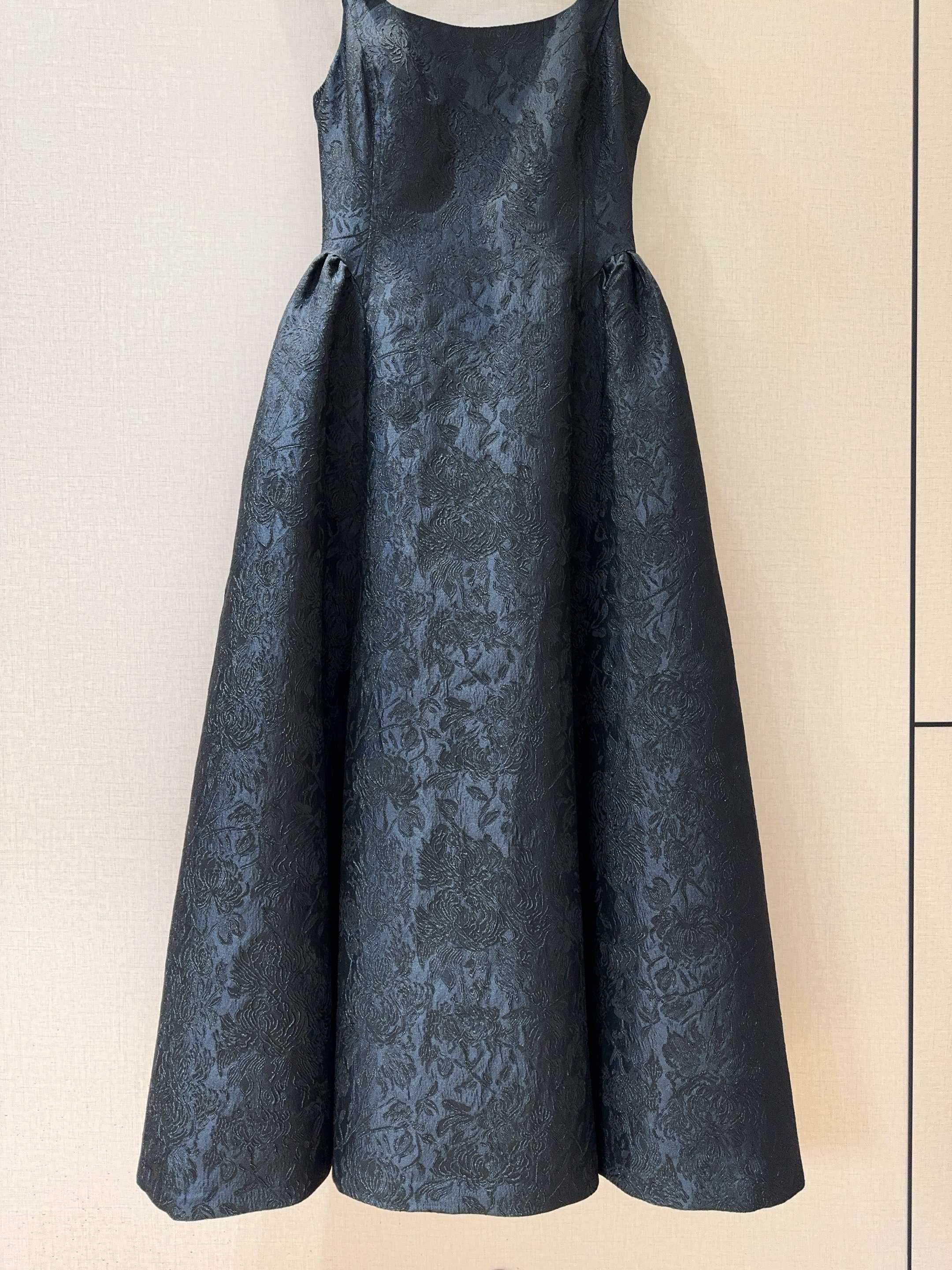 🆕 TanyaTaylo*r家秋冬新品黑色连衣裙👗采用吊带设计，方形领口，裙摆呈A字型。裙子整体是黑色的