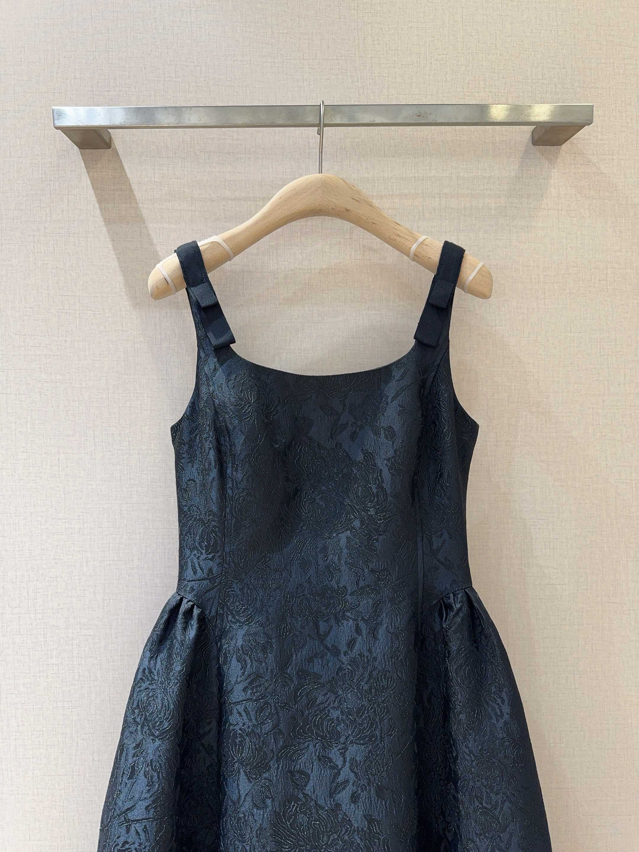 🆕 TanyaTaylo*r家秋冬新品黑色连衣裙👗采用吊带设计，方形领口，裙摆呈A字型。裙子整体是黑色的