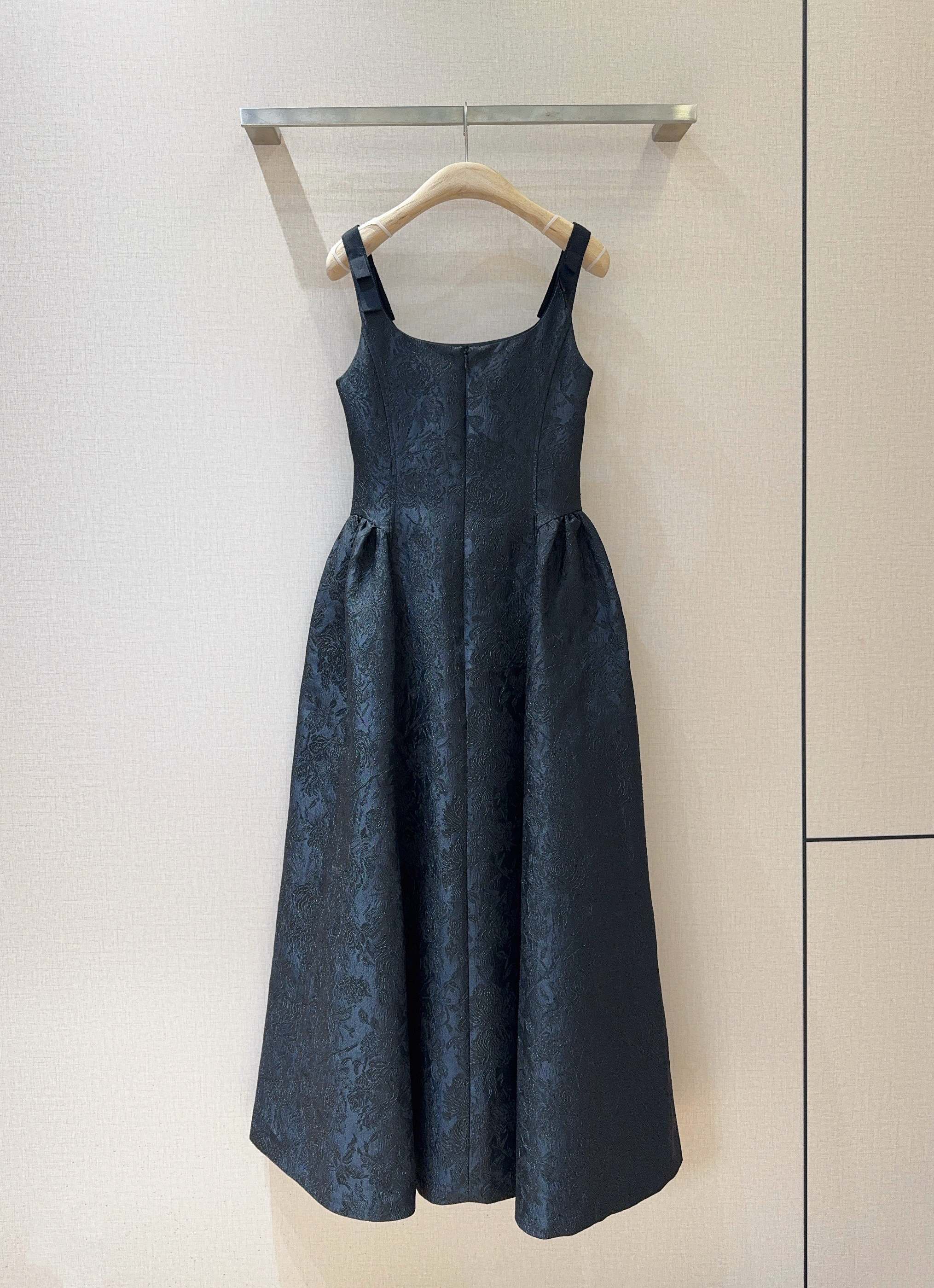 🆕 TanyaTaylo*r家秋冬新品黑色连衣裙👗采用吊带设计，方形领口，裙摆呈A字型。裙子整体是黑色的