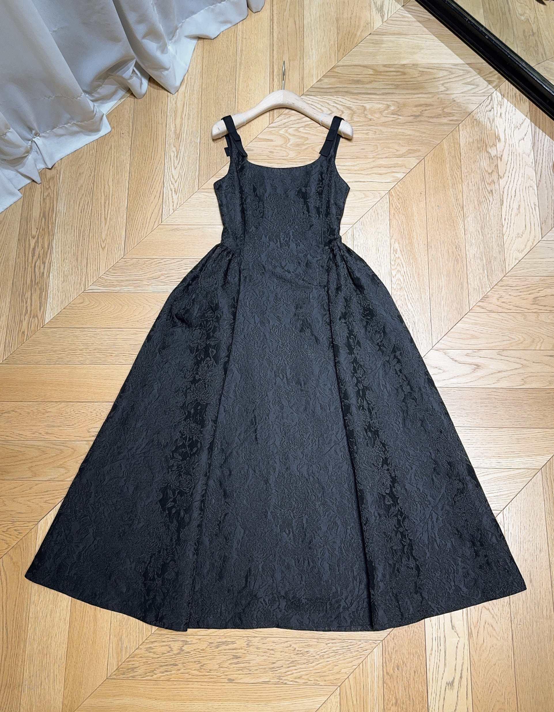 🆕 TanyaTaylo*r家秋冬新品黑色连衣裙👗采用吊带设计，方形领口，裙摆呈A字型。裙子整体是黑色的