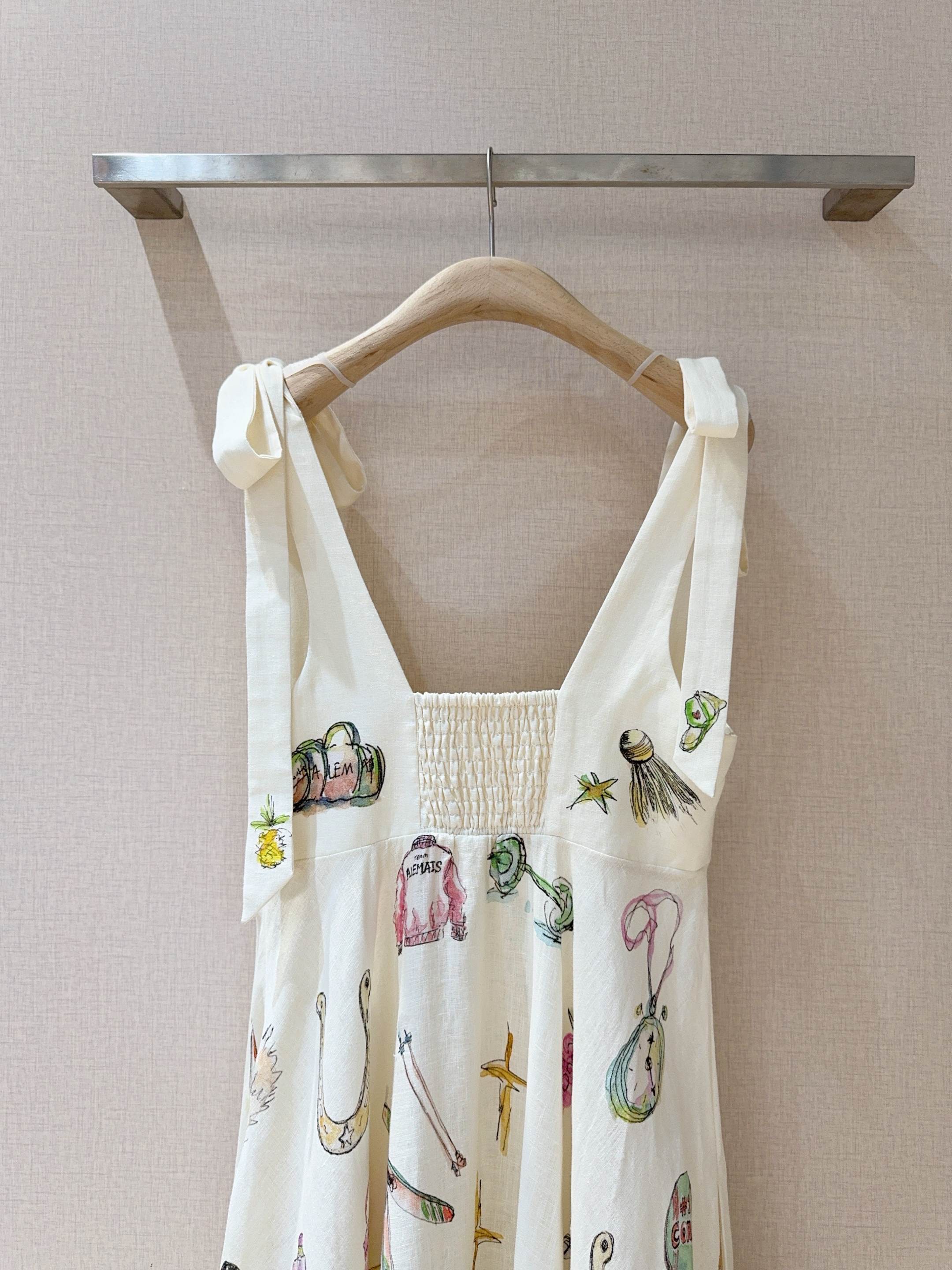 ALEMAI*S新品推荐🆕❤️……一袭米白亚麻用料吊带印花长裙手绘图案灵动洒落，似把夏日童话穿在身上，肩