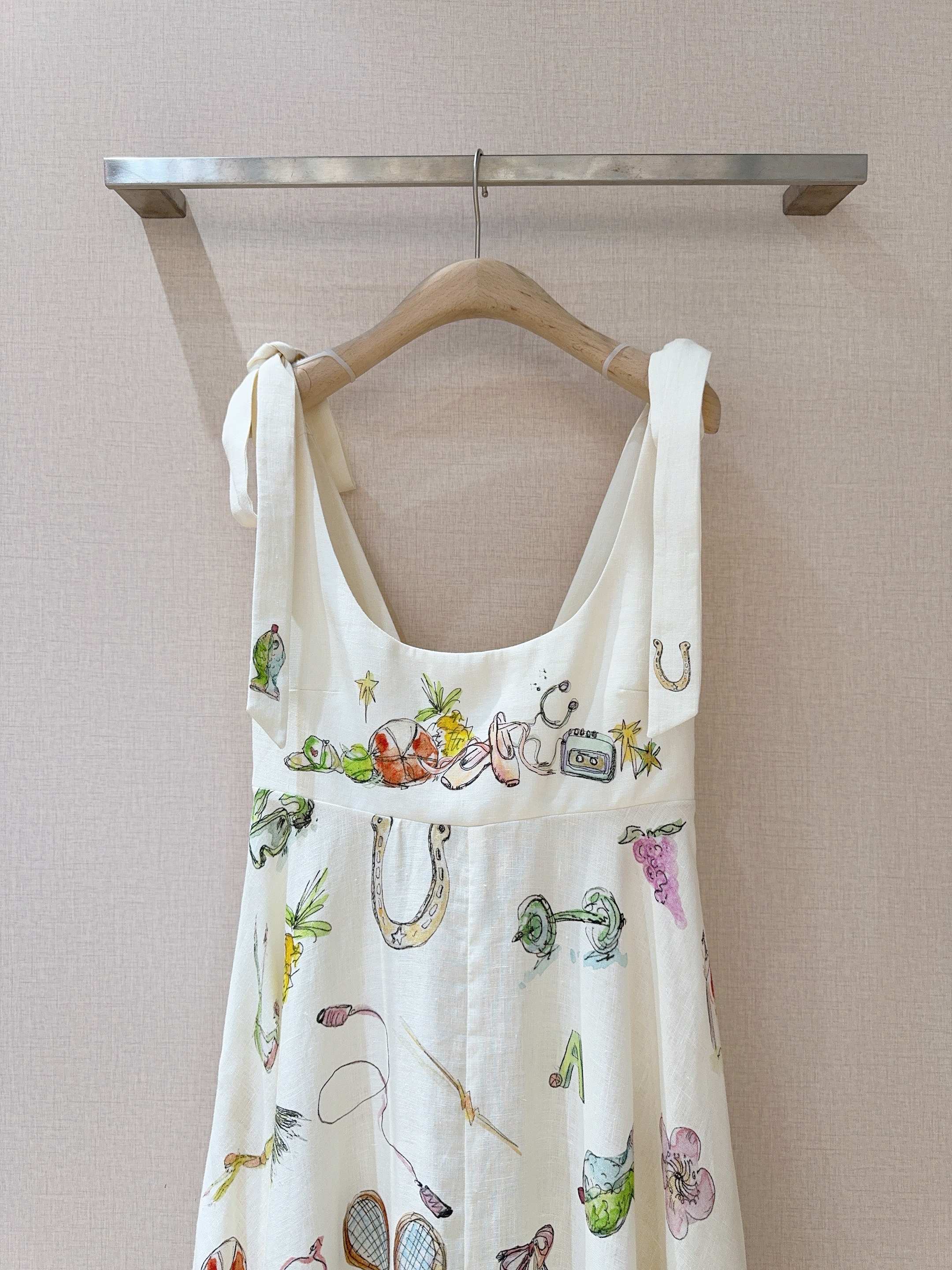 ALEMAI*S新品推荐🆕❤️……一袭米白亚麻用料吊带印花长裙手绘图案灵动洒落，似把夏日童话穿在身上，肩