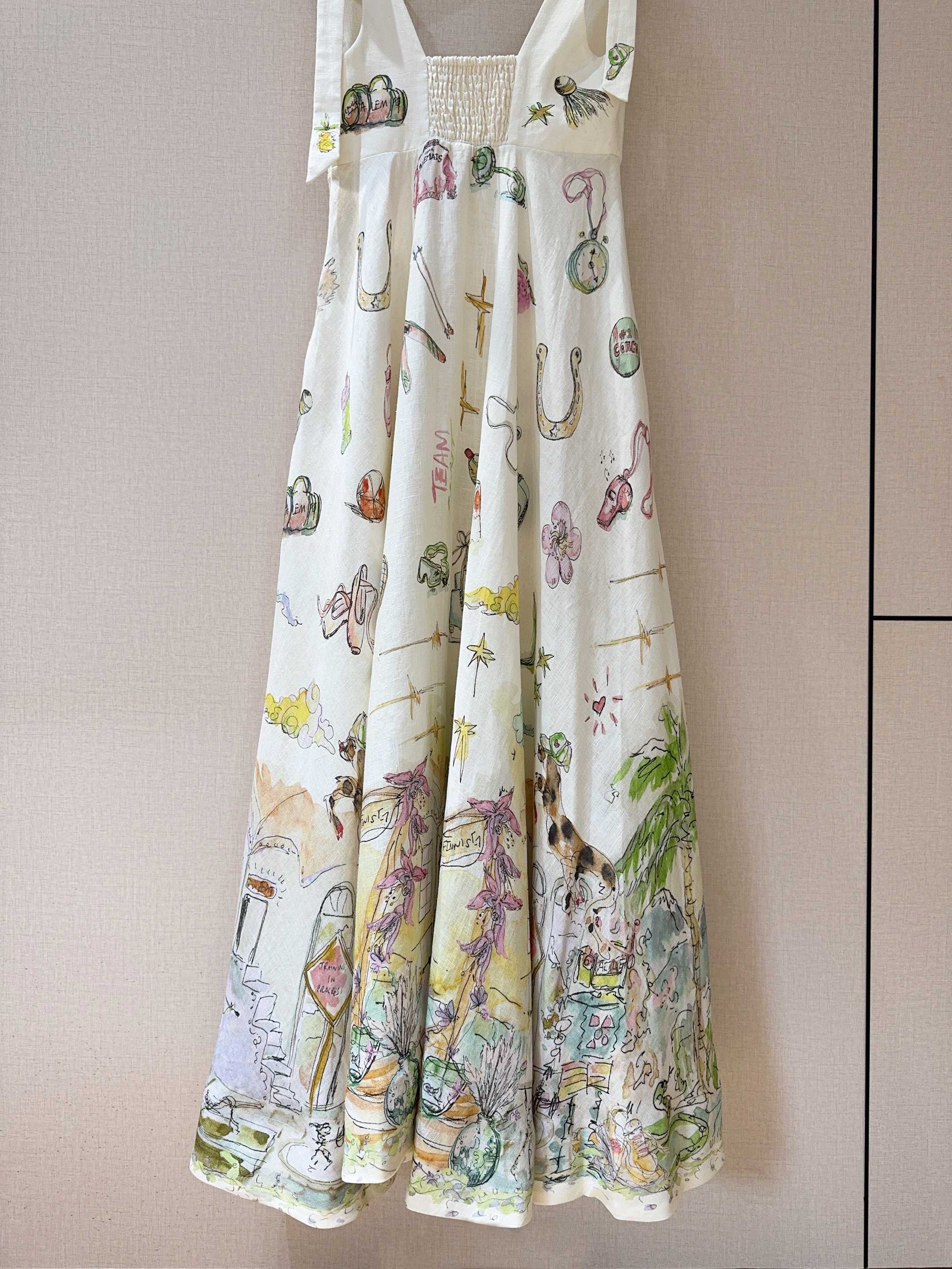 ALEMAI*S新品推荐🆕❤️……一袭米白亚麻用料吊带印花长裙手绘图案灵动洒落，似把夏日童话穿在身上，肩