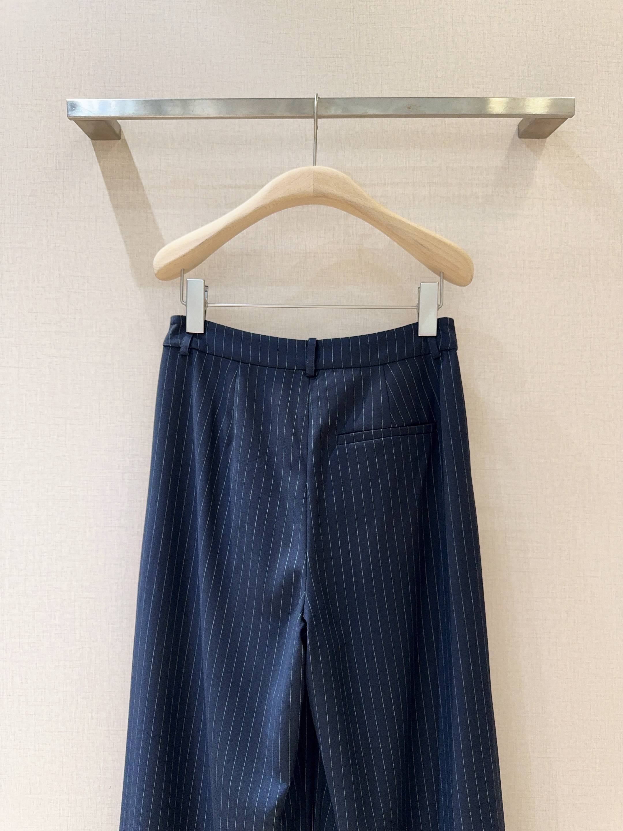 Tanya Tayl*o*r 2026早春新品推荐藏青条纹阔腿裤，选用混纺舒适面料制成，利落剪裁搭别致口