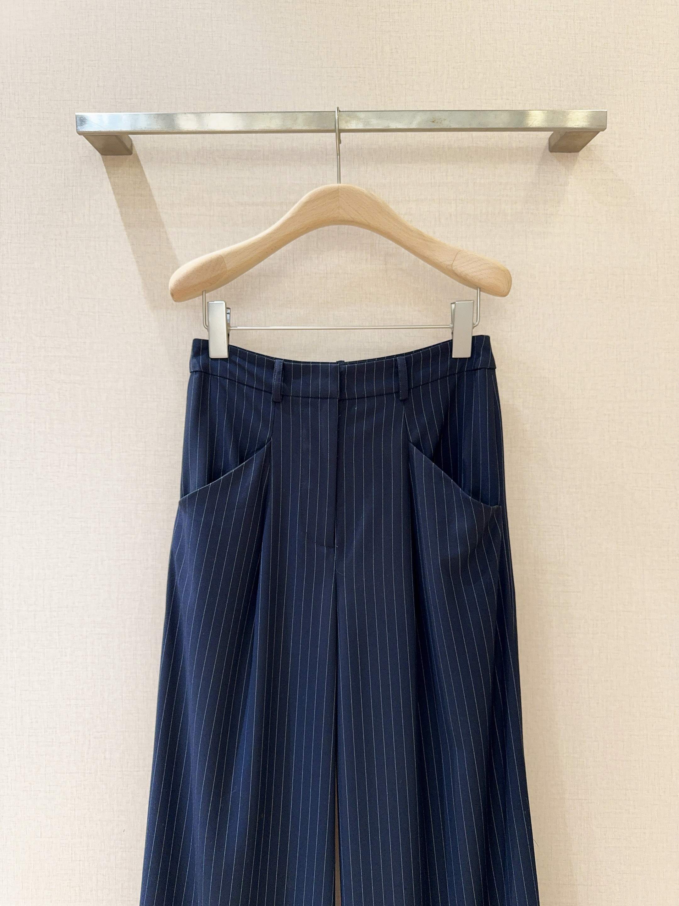 Tanya Tayl*o*r 2026早春新品推荐藏青条纹阔腿裤，选用混纺舒适面料制成，利落剪裁搭别致口