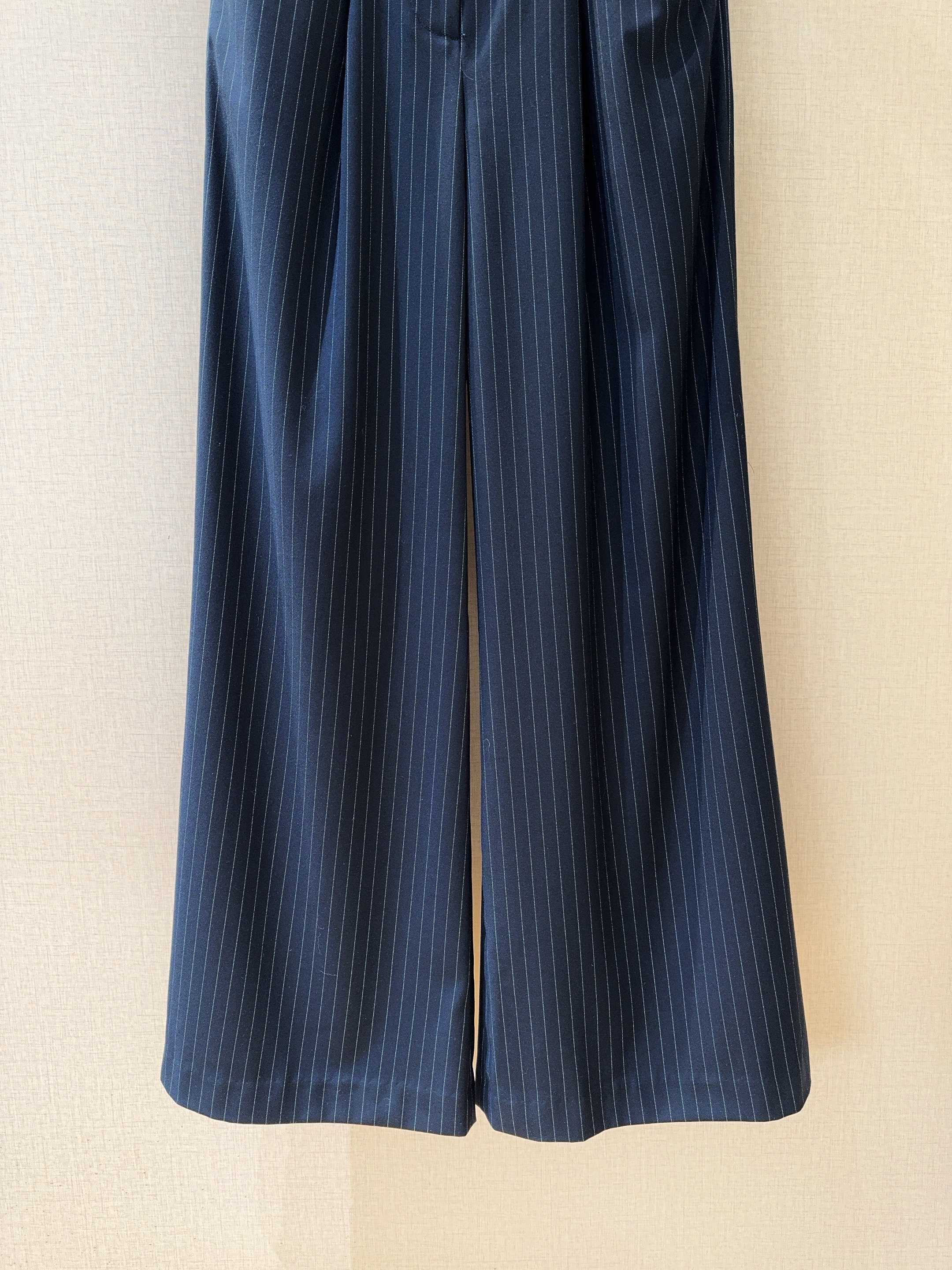 Tanya Tayl*o*r 2026早春新品推荐藏青条纹阔腿裤，选用混纺舒适面料制成，利落剪裁搭别致口