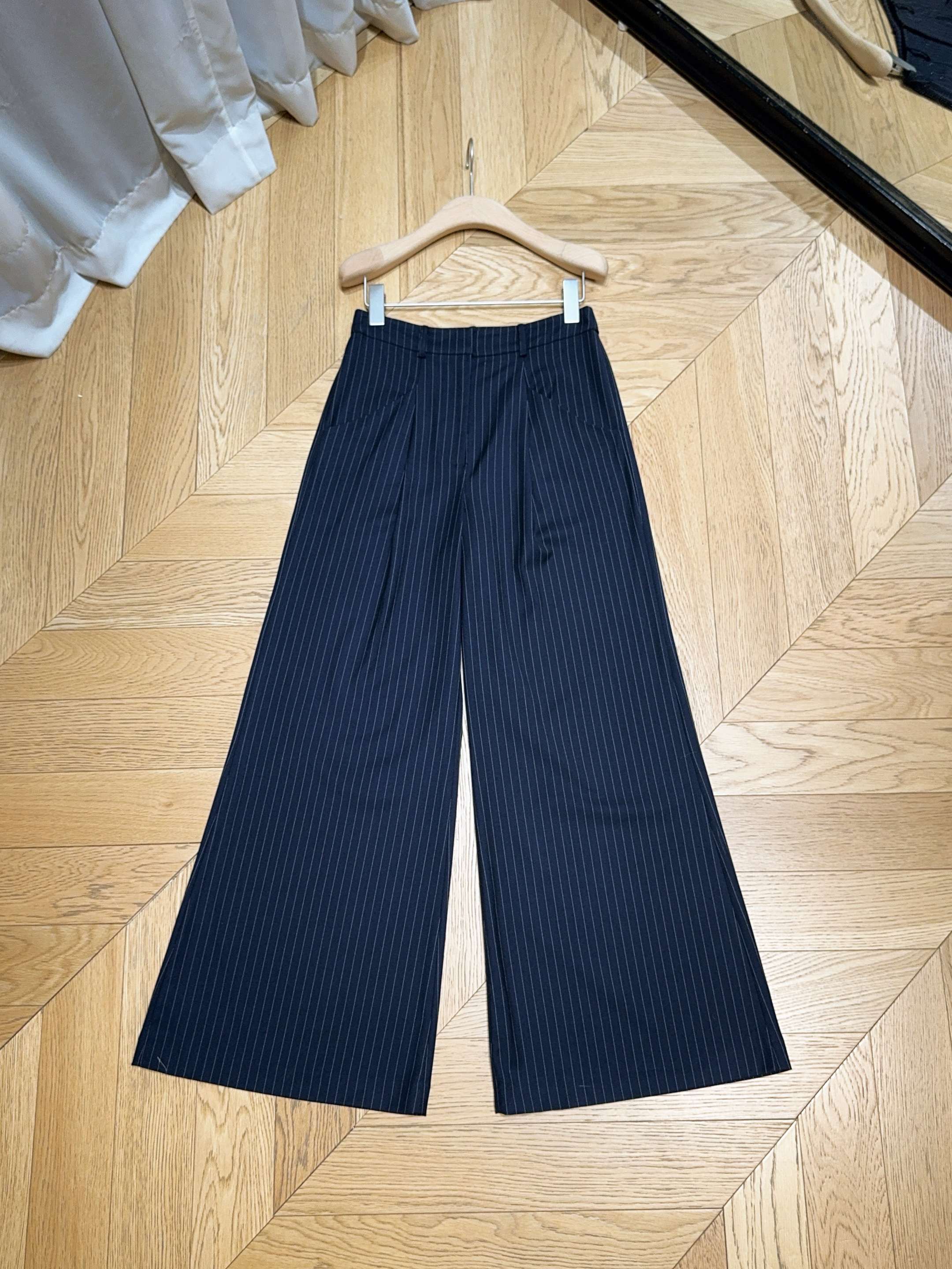 Tanya Tayl*o*r 2026早春新品推荐藏青条纹阔腿裤，选用混纺舒适面料制成，利落剪裁搭别致口