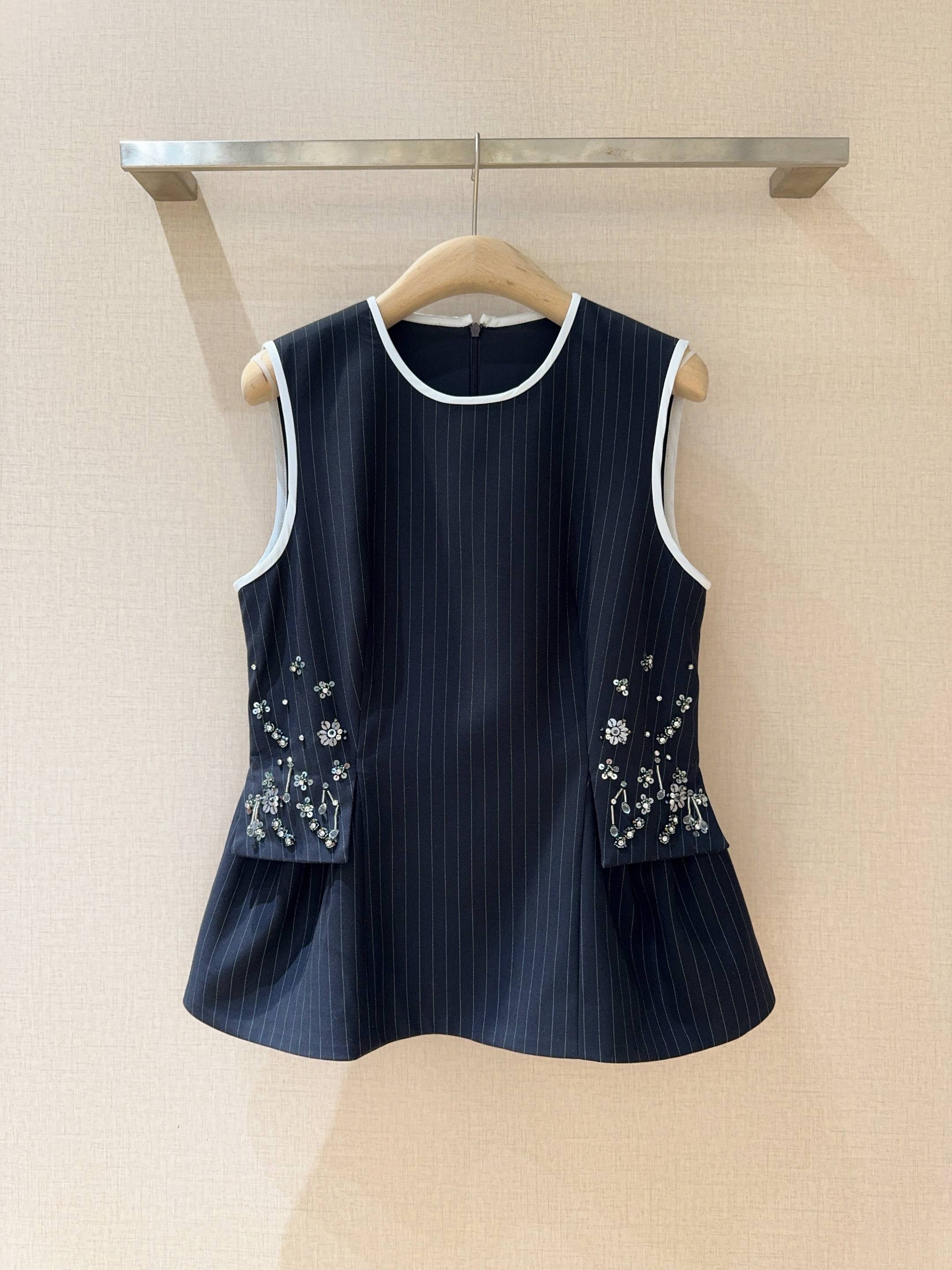 Tanya Tayl*o*r 2026早春新品推荐藏青条纹无袖上衣，选用混纺舒适面料制成，内设有里料，白