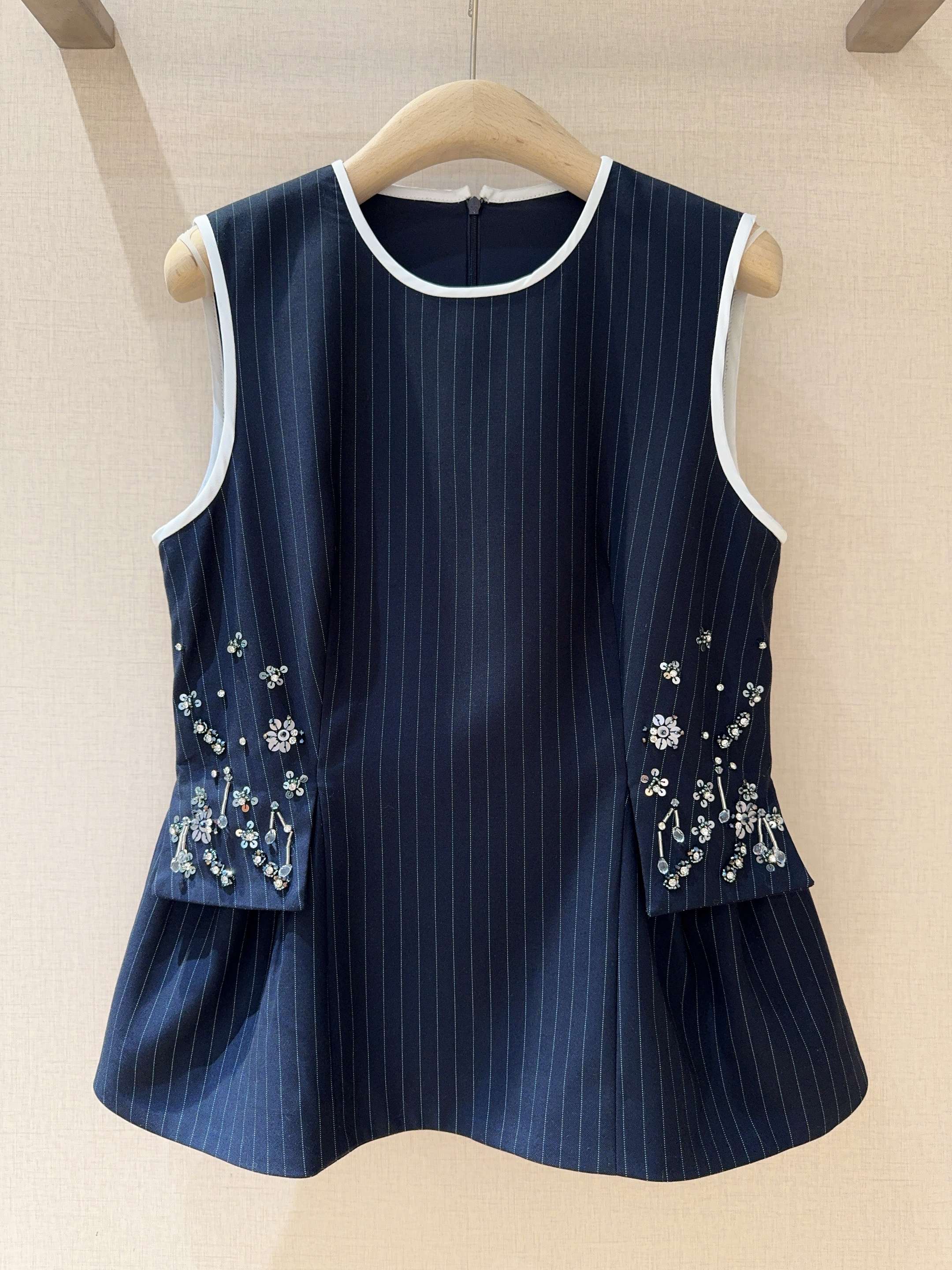 Tanya Tayl*o*r 2026早春新品推荐藏青条纹无袖上衣，选用混纺舒适面料制成，内设有里料，白