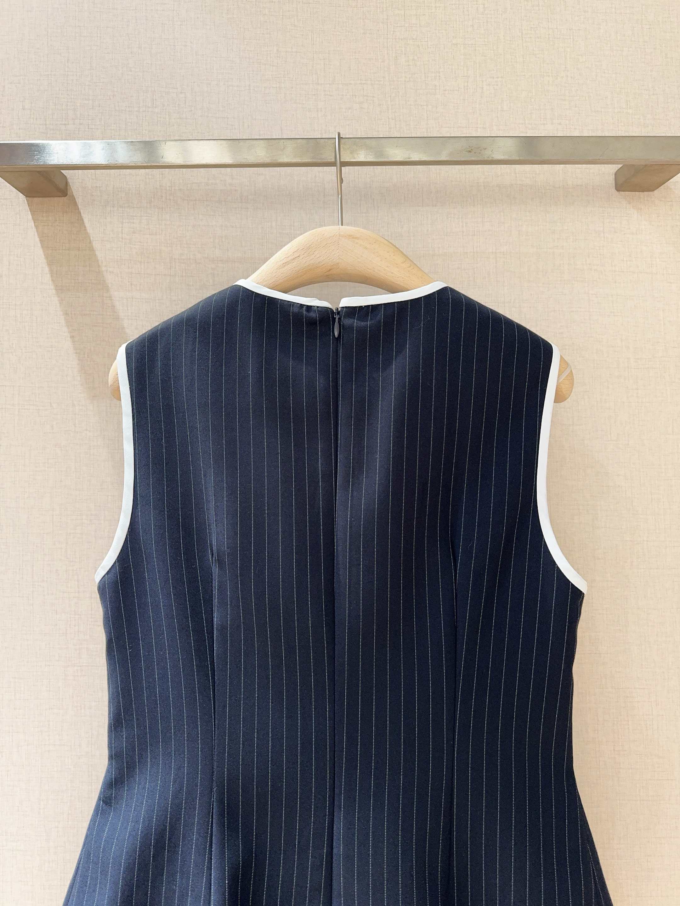 Tanya Tayl*o*r 2026早春新品推荐藏青条纹无袖上衣，选用混纺舒适面料制成，内设有里料，白