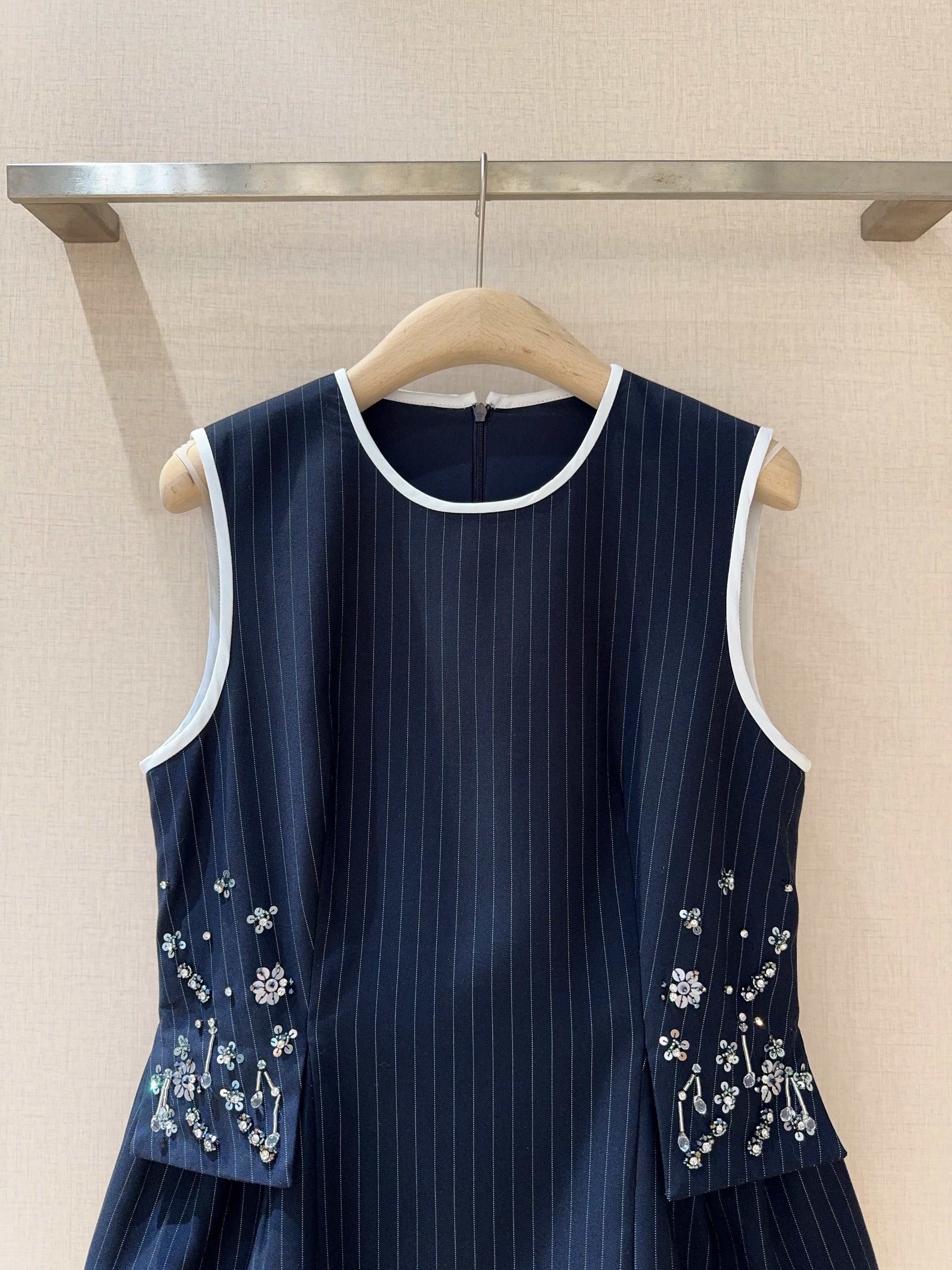 Tanya Tayl*o*r 2026早春新品推荐藏青条纹无袖上衣，选用混纺舒适面料制成，内设有里料，白