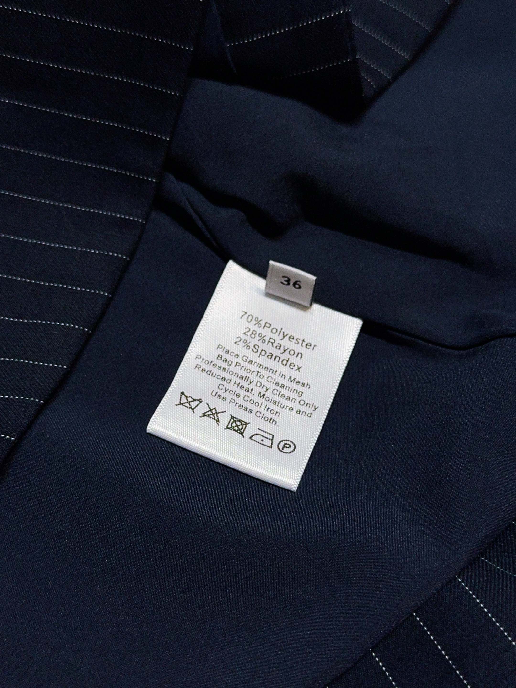 Tanya Tayl*o*r 2026早春新品推荐藏青条纹无袖上衣，选用混纺舒适面料制成，内设有里料，白