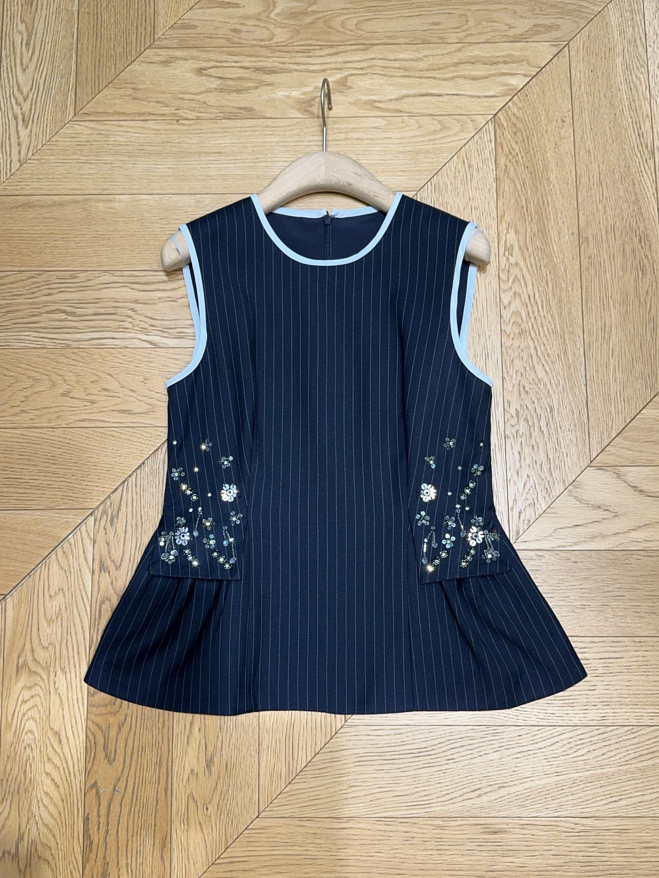 Tanya Tayl*o*r 2026早春新品推荐藏青条纹无袖上衣，选用混纺舒适面料制成，内设有里料，白