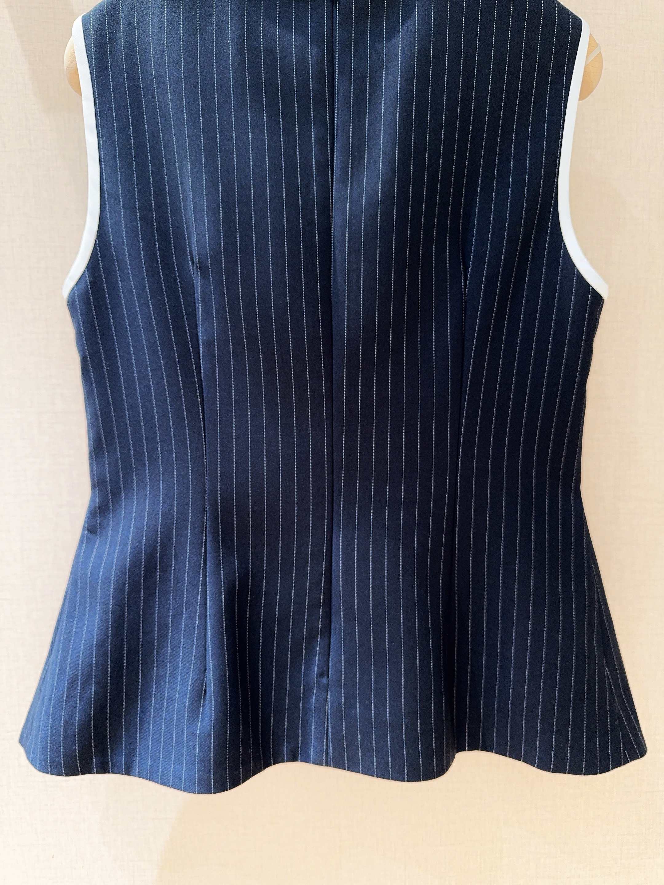 Tanya Tayl*o*r 2026早春新品推荐藏青条纹无袖上衣，选用混纺舒适面料制成，内设有里料，白